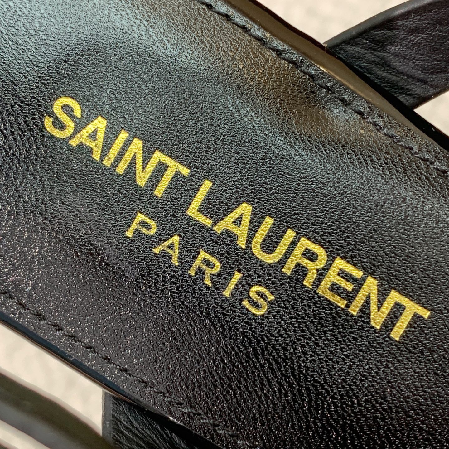 🔸SAINT LAUREN*🔸字母扣方头平底凉鞋。整个版型包括金属制品等细节别具一格让人眼前一亮，鞋面漆