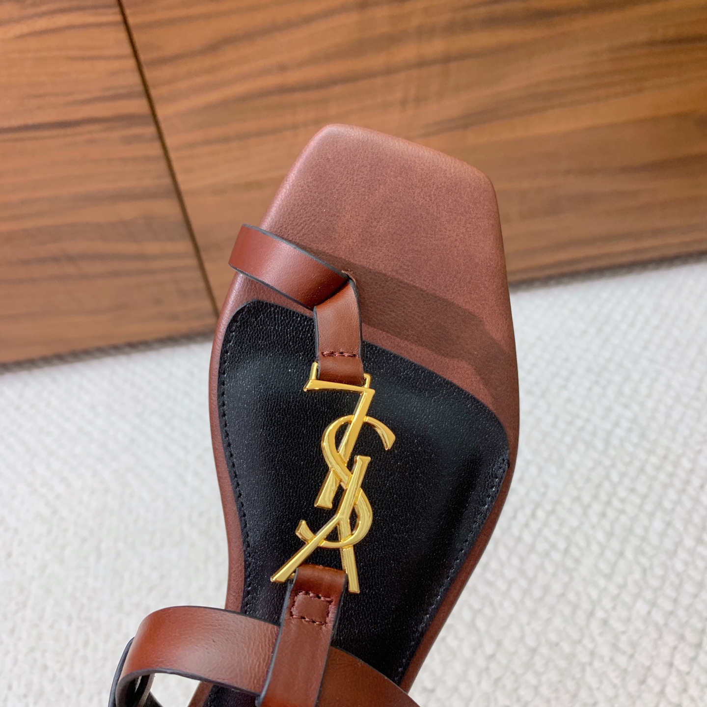 🔸SAINT LAUREN*🔸字母扣方头平底凉鞋。整个版型包括金属制品等细节别具一格让人眼前一亮，鞋面漆