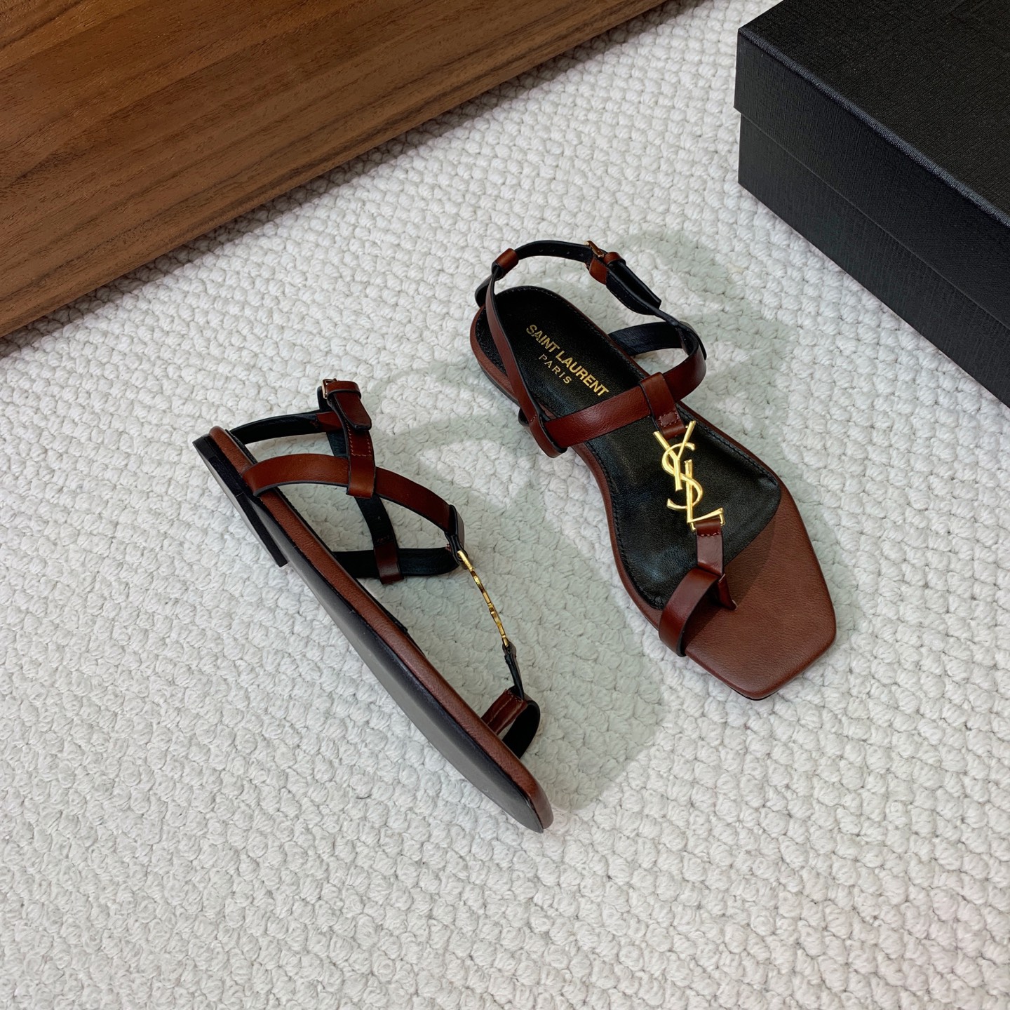 🔸SAINT LAUREN*🔸字母扣方头平底凉鞋。整个版型包括金属制品等细节别具一格让人眼前一亮，鞋面漆