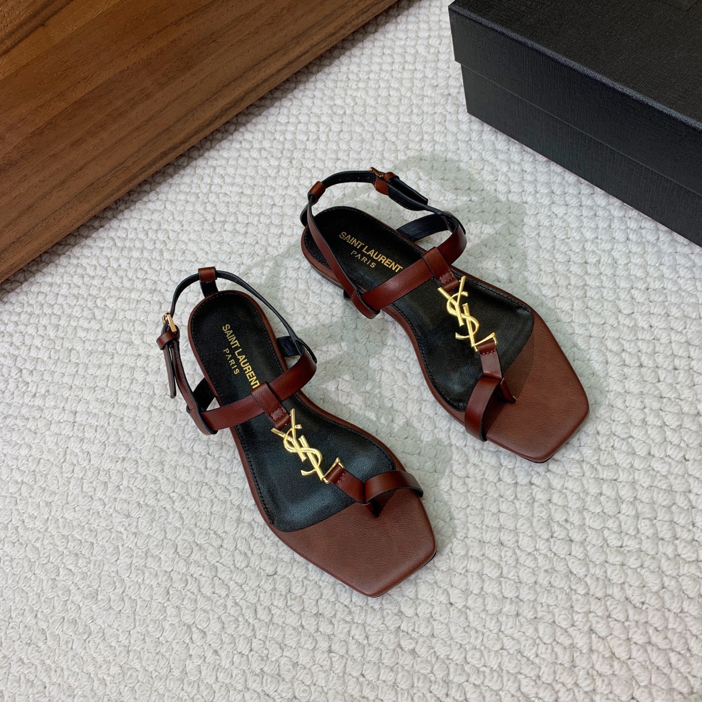 🔸SAINT LAUREN*🔸字母扣方头平底凉鞋。整个版型包括金属制品等细节别具一格让人眼前一亮，鞋面漆