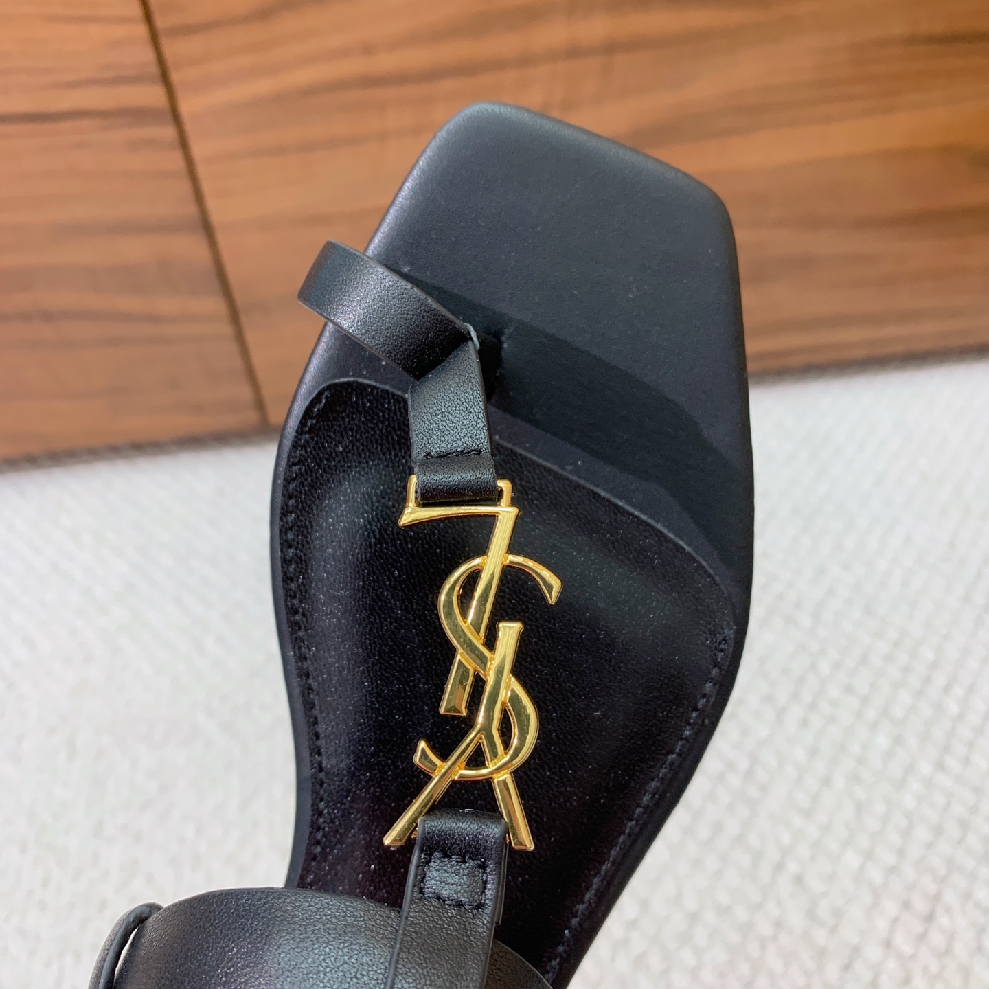 🔸SAINT LAUREN*🔸字母扣方头平底凉鞋。整个版型包括金属制品等细节别具一格让人眼前一亮，鞋面漆