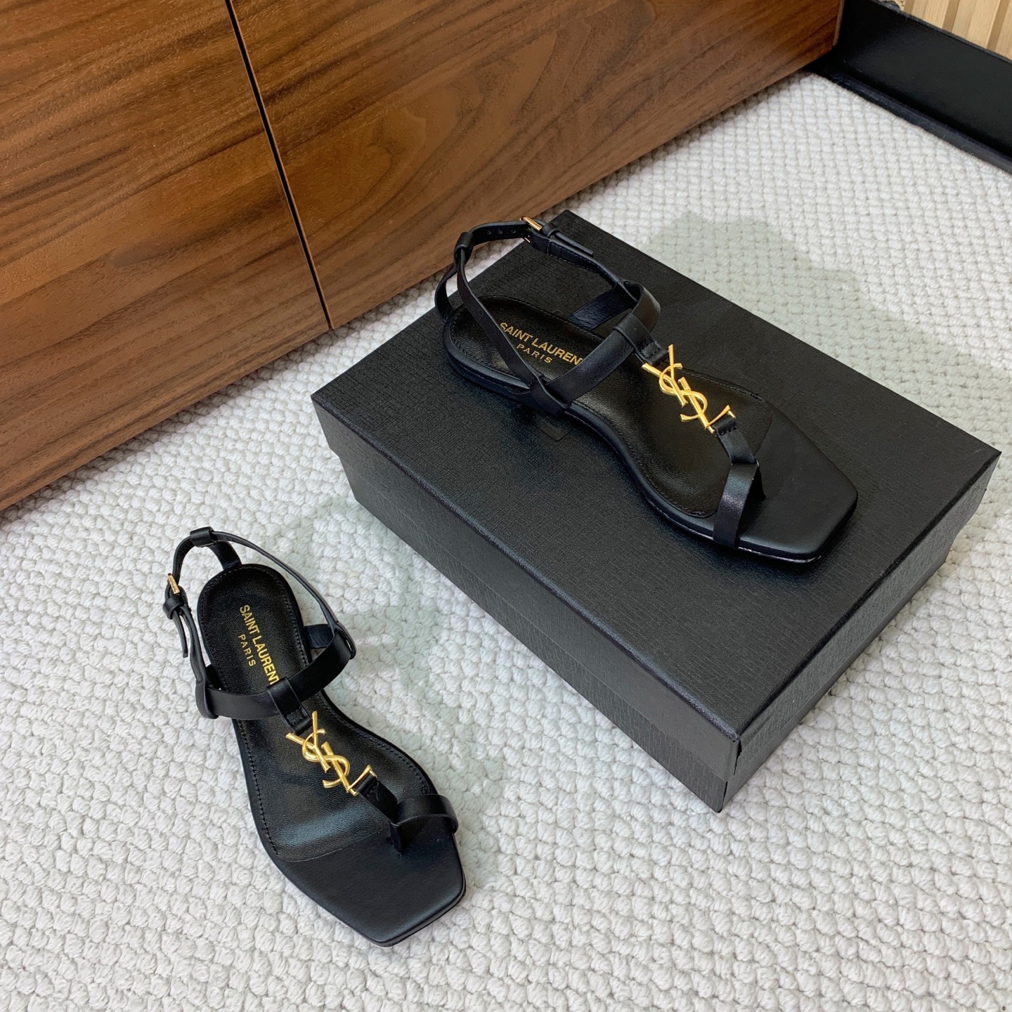 🔸SAINT LAUREN*🔸字母扣方头平底凉鞋。整个版型包括金属制品等细节别具一格让人眼前一亮，鞋面漆