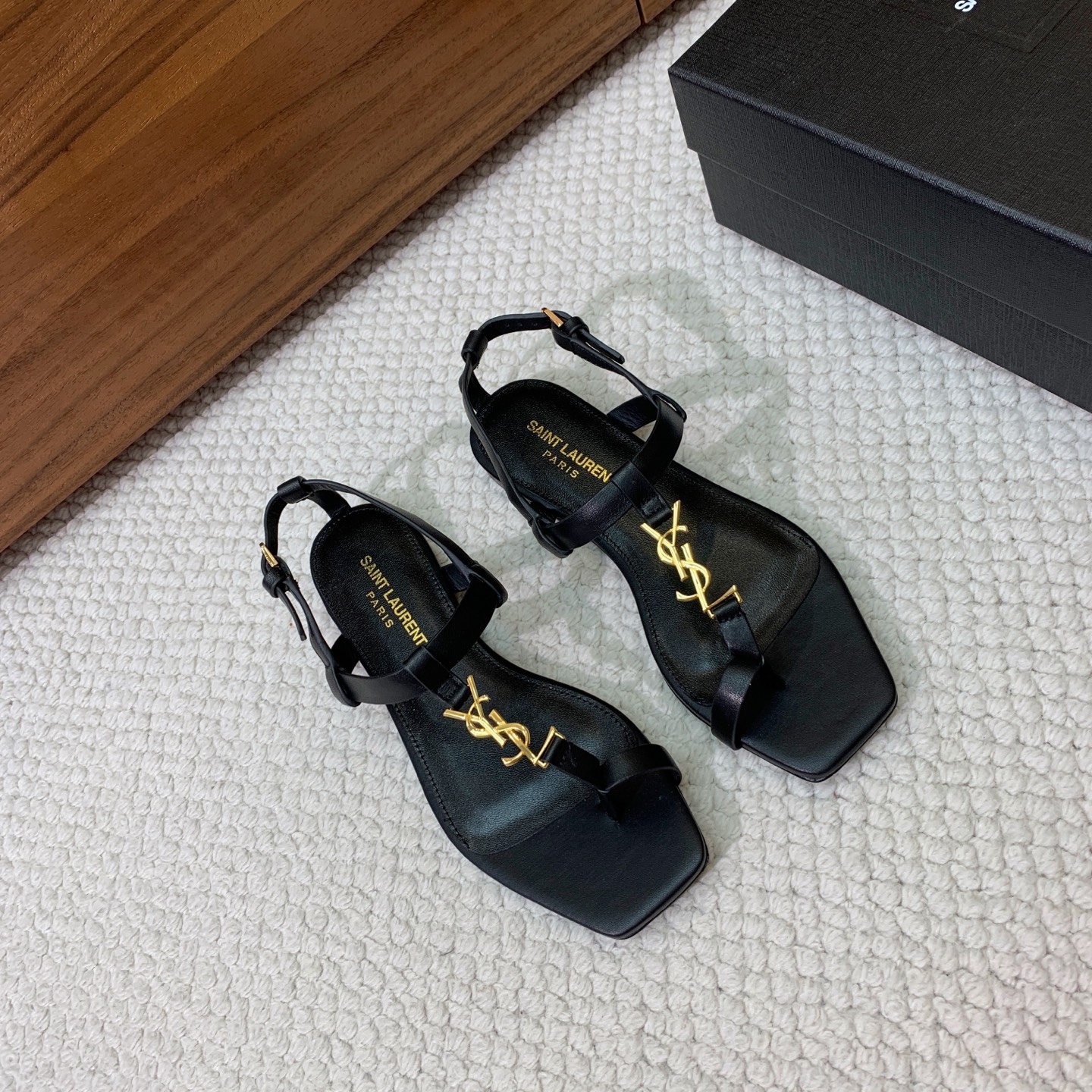 🔸SAINT LAUREN*🔸字母扣方头平底凉鞋。整个版型包括金属制品等细节别具一格让人眼前一亮，鞋面漆