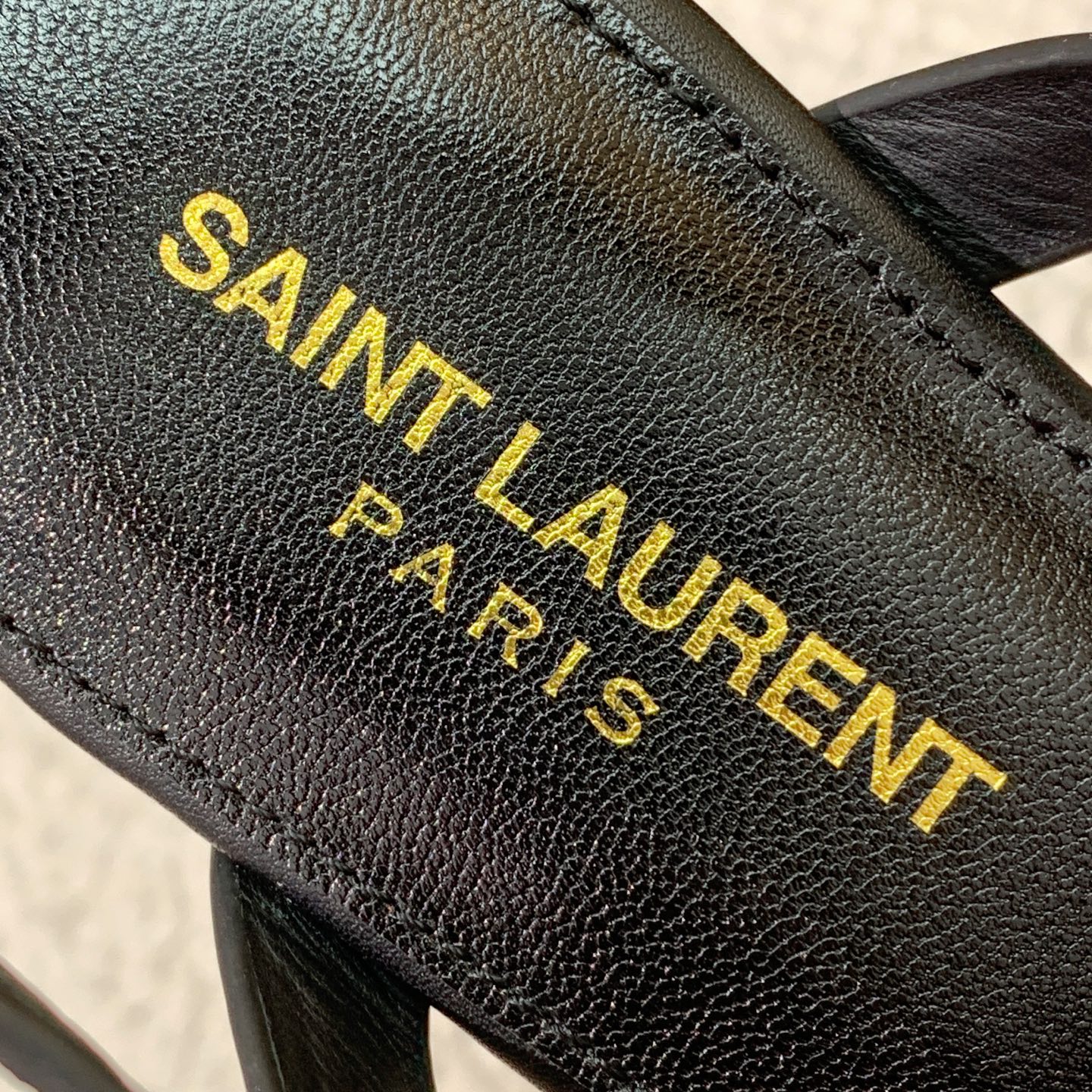 🔸SAINT LAUREN*🔸字母扣方头平底凉鞋。整个版型包括金属制品等细节别具一格让人眼前一亮，鞋面漆