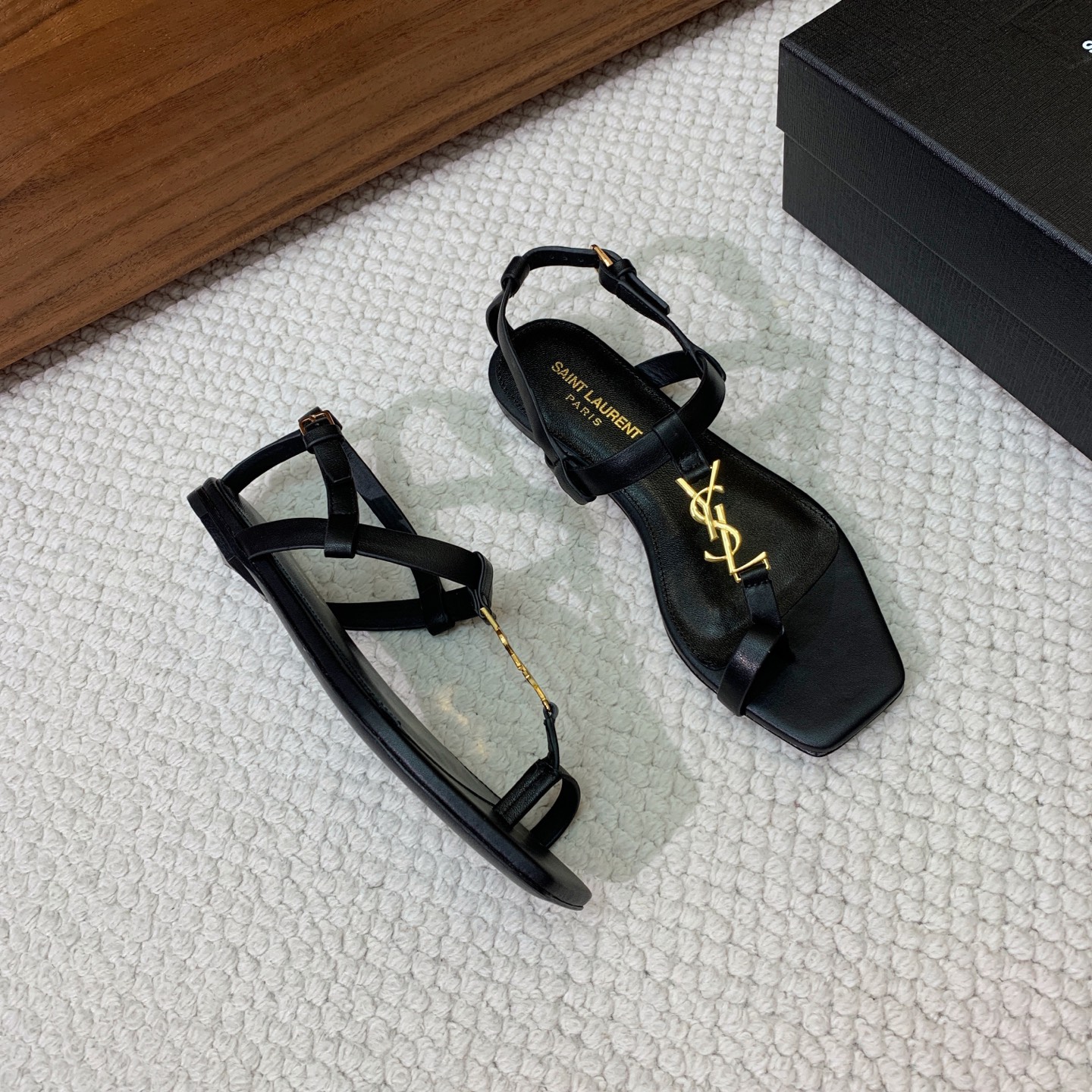 🔸SAINT LAUREN*🔸字母扣方头平底凉鞋。整个版型包括金属制品等细节别具一格让人眼前一亮，鞋面漆