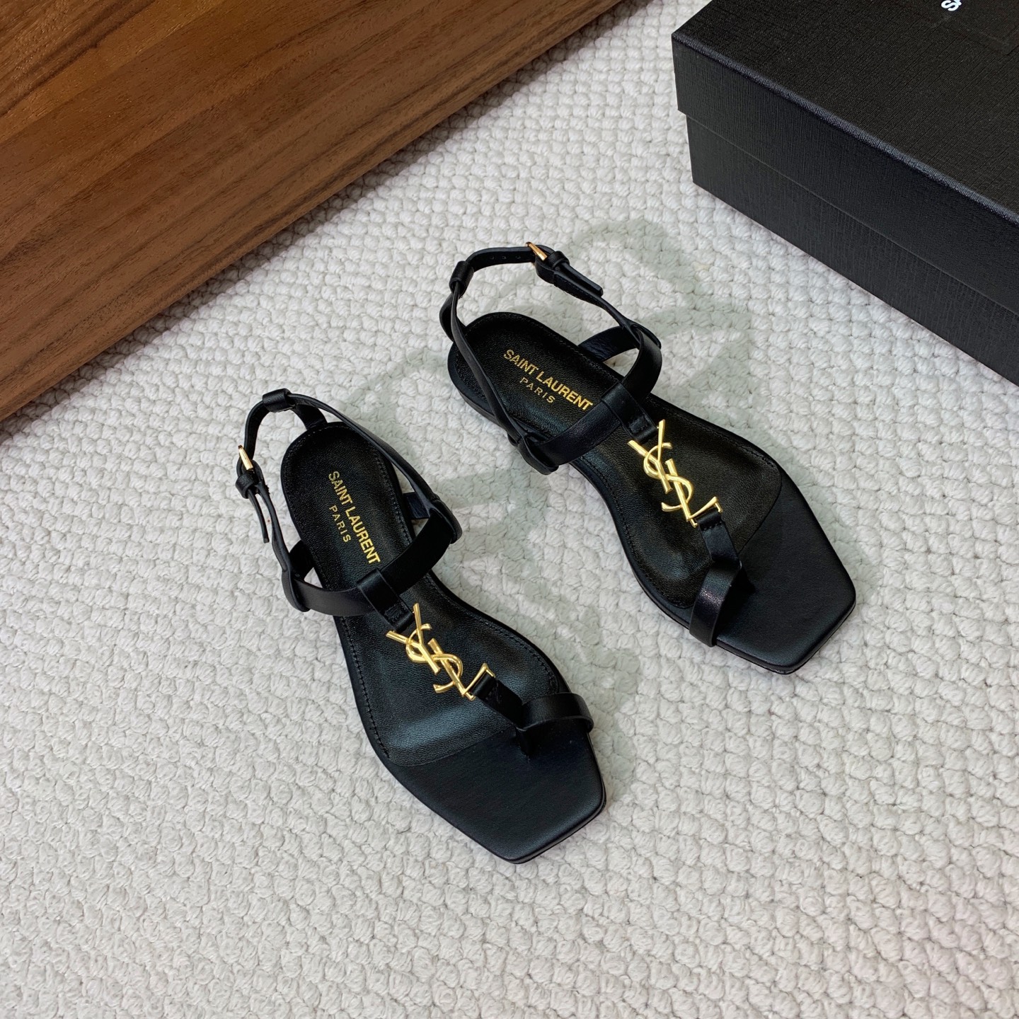 🔸SAINT LAUREN*🔸字母扣方头平底凉鞋。整个版型包括金属制品等细节别具一格让人眼前一亮，鞋面漆