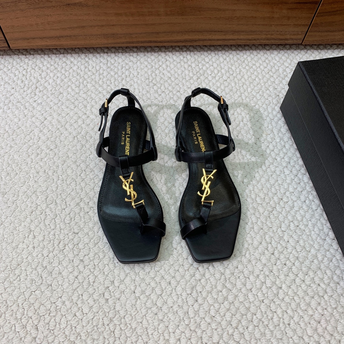 🔸SAINT LAUREN*🔸字母扣方头平底凉鞋。整个版型包括金属制品等细节别具一格让人眼前一亮，鞋面漆