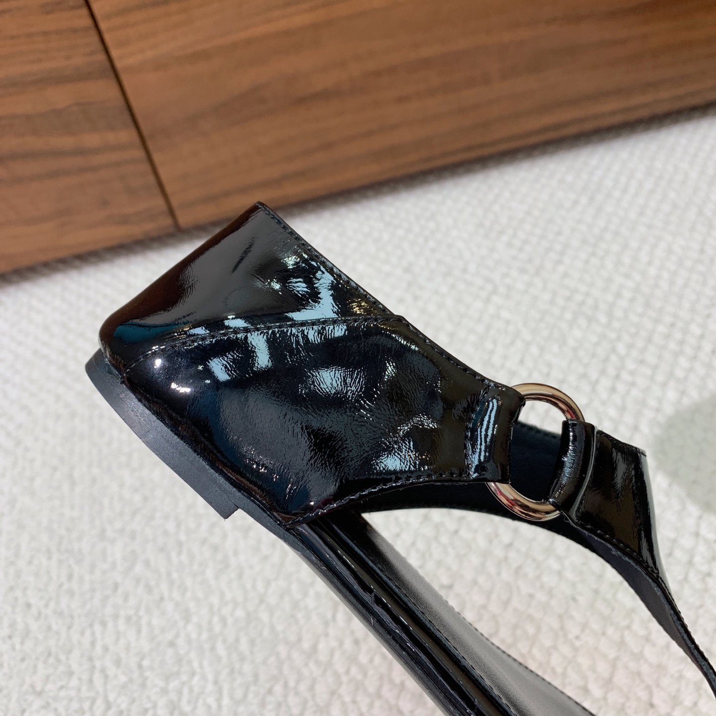 🔸SAINT LAUREN*🔸平底凉鞋。整个版型包括金属制品等细节别具一格让人眼前一亮，鞋面漆皮牛皮。羊