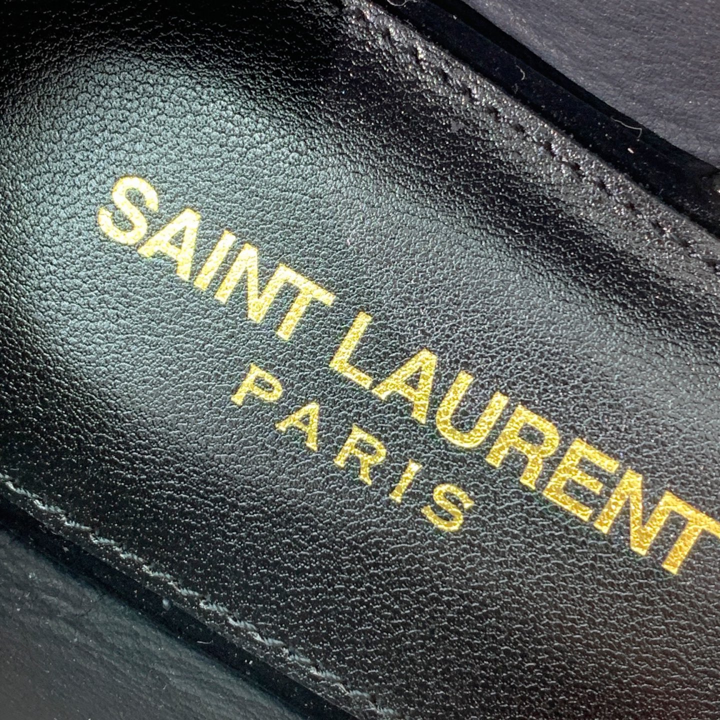 🔸SAINT LAUREN*🔸平底凉鞋。整个版型包括金属制品等细节别具一格让人眼前一亮，鞋面漆皮牛皮。羊