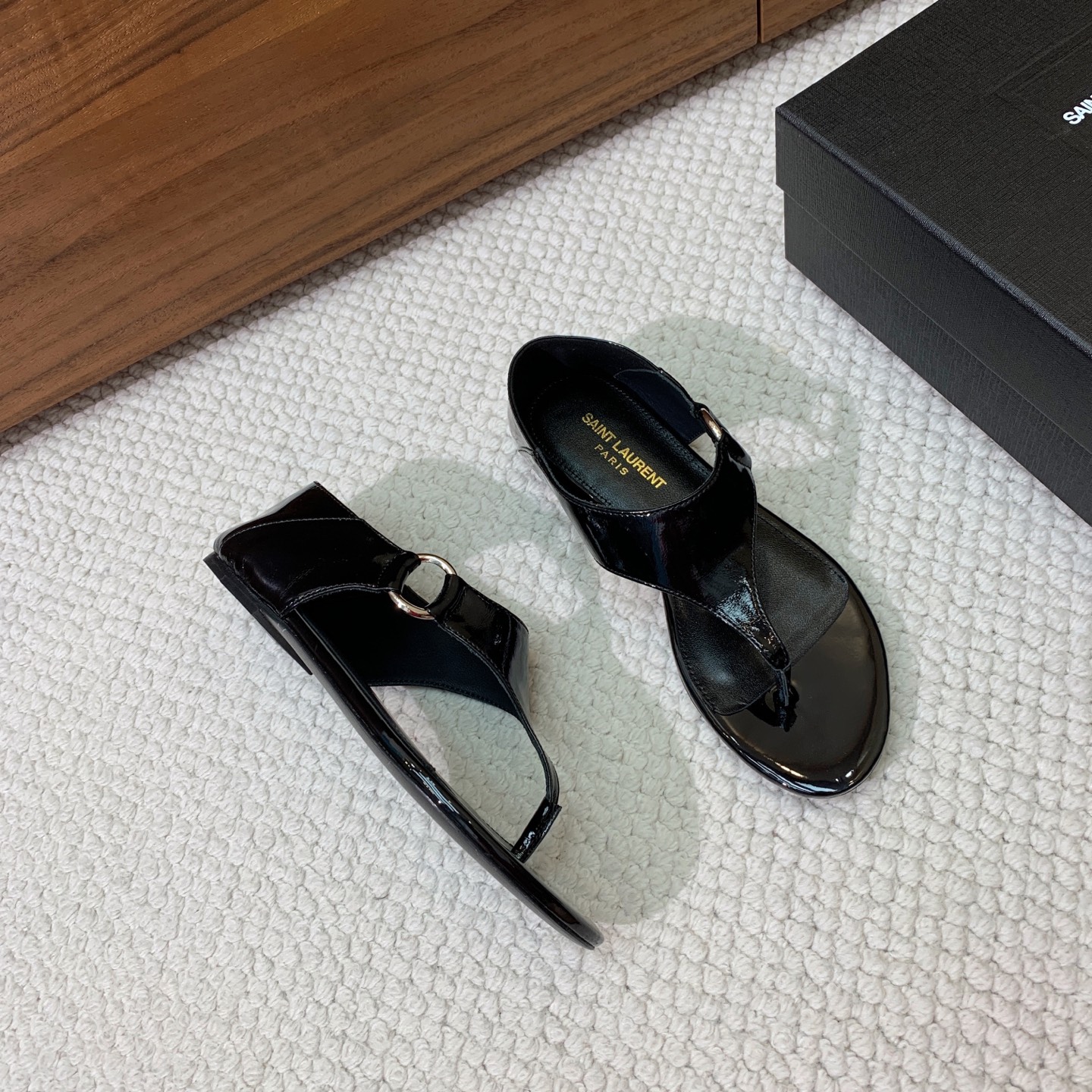 🔸SAINT LAUREN*🔸平底凉鞋。整个版型包括金属制品等细节别具一格让人眼前一亮，鞋面漆皮牛皮。羊