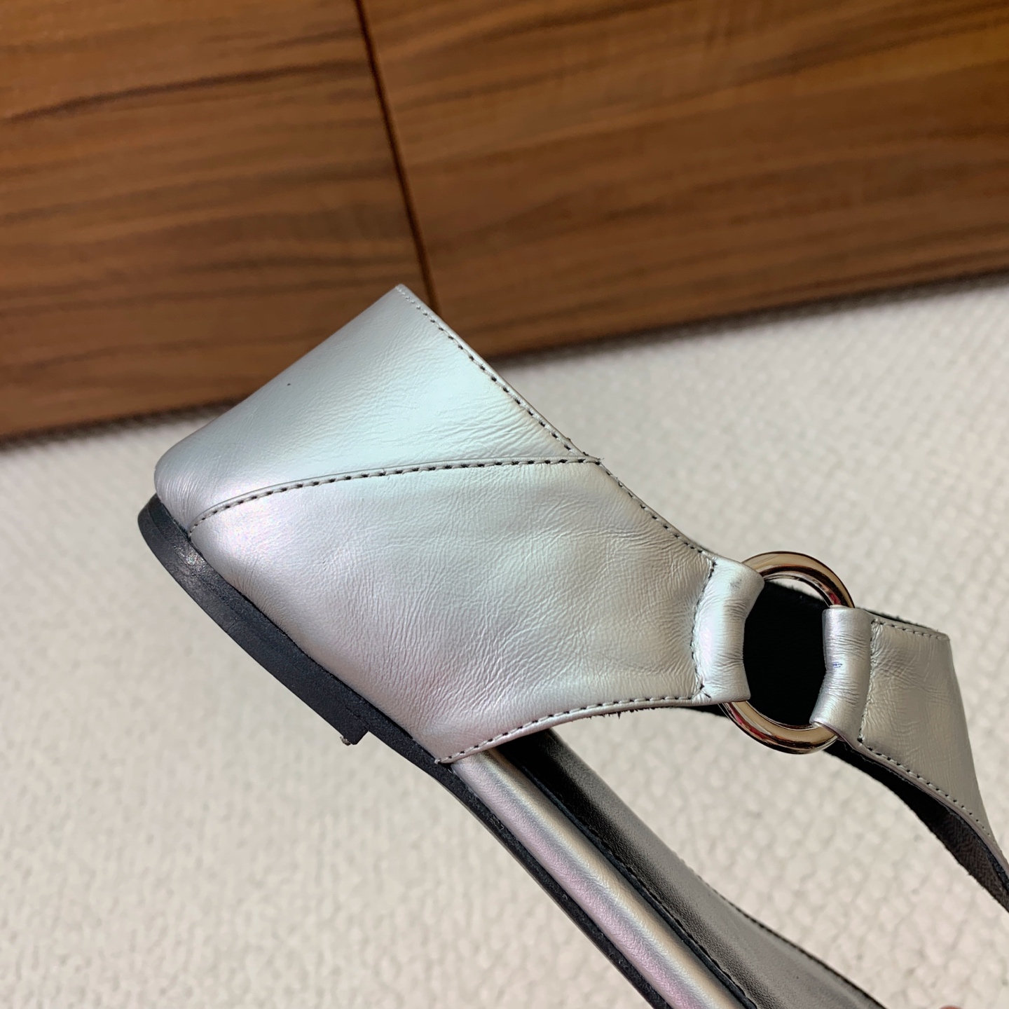 🔸SAINT LAUREN*🔸平底凉鞋。整个版型包括金属制品等细节别具一格让人眼前一亮，鞋面漆皮牛皮。羊