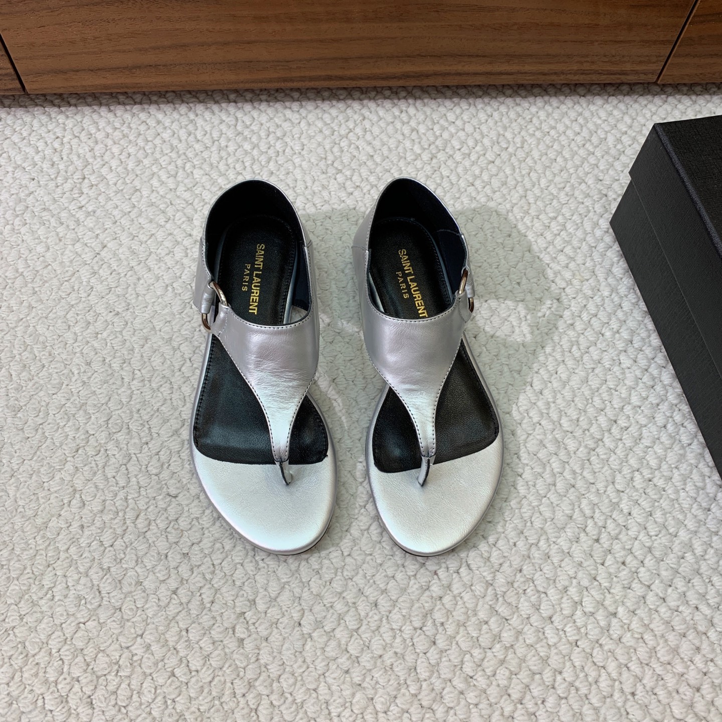 🔸SAINT LAUREN*🔸平底凉鞋。整个版型包括金属制品等细节别具一格让人眼前一亮，鞋面漆皮牛皮。羊