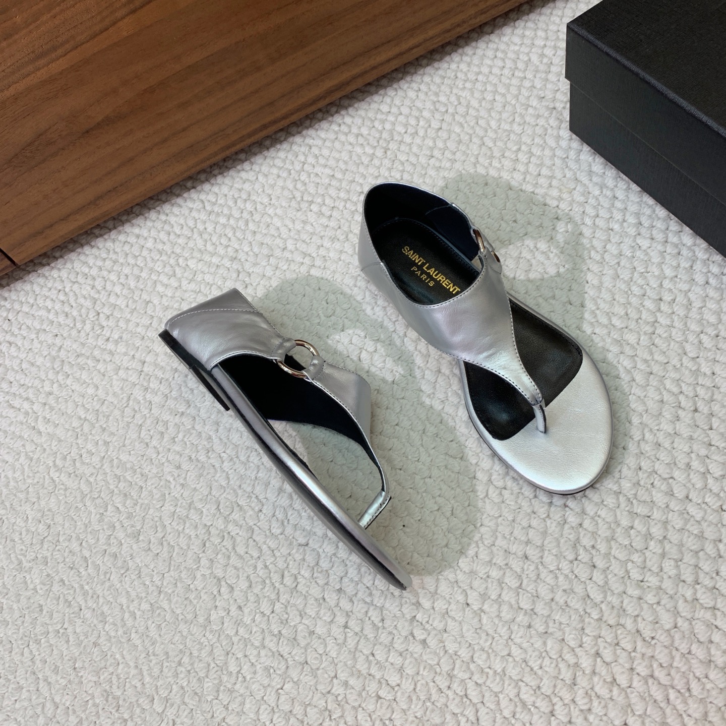 🔸SAINT LAUREN*🔸平底凉鞋。整个版型包括金属制品等细节别具一格让人眼前一亮，鞋面漆皮牛皮。羊