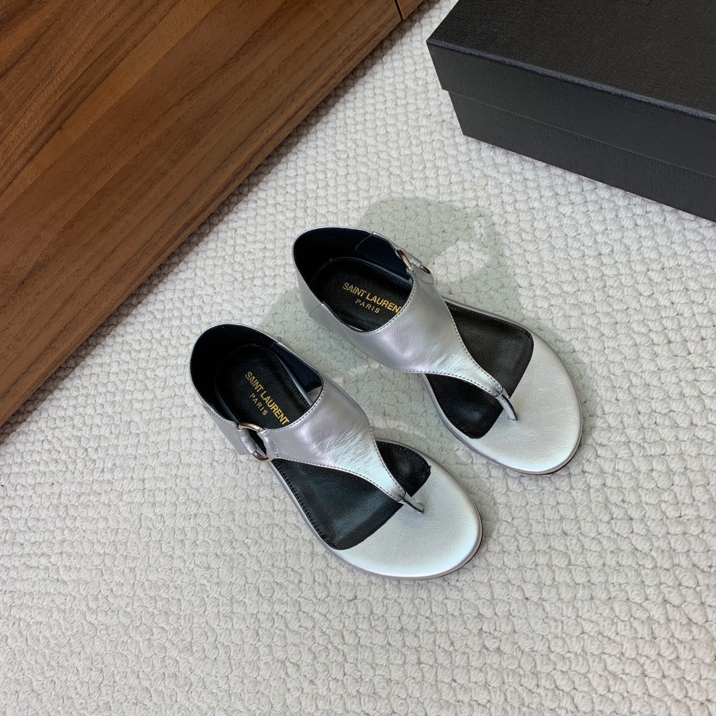 🔸SAINT LAUREN*🔸平底凉鞋。整个版型包括金属制品等细节别具一格让人眼前一亮，鞋面漆皮牛皮。羊