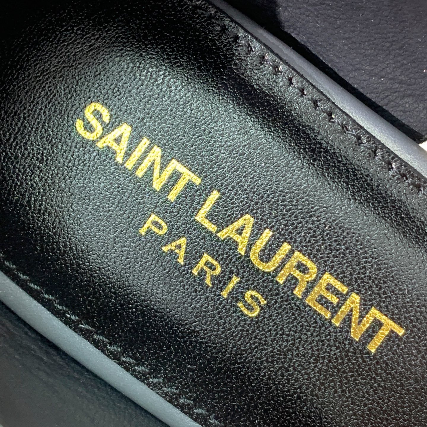🔸SAINT LAUREN*🔸平底凉鞋。整个版型包括金属制品等细节别具一格让人眼前一亮，鞋面漆皮牛皮。羊