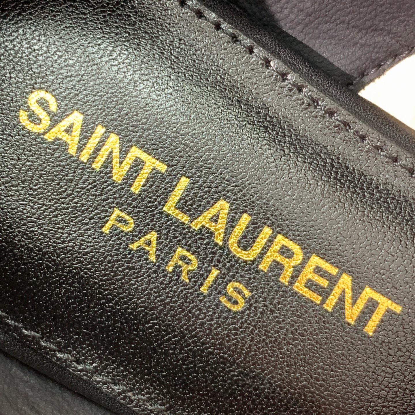 🔸SAINT LAUREN*🔸平底凉鞋。整个版型包括金属制品等细节别具一格让人眼前一亮，鞋面漆皮牛皮。羊