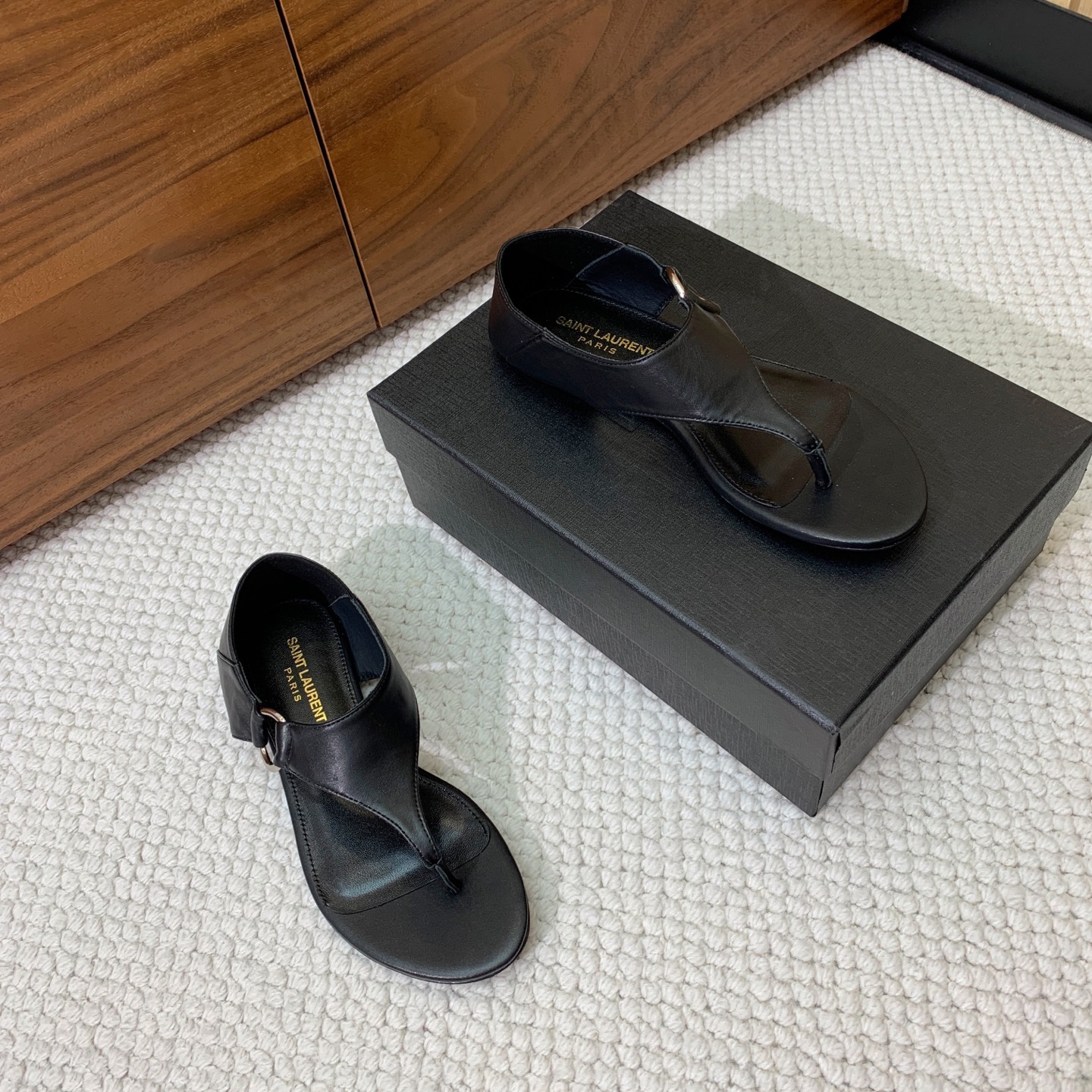 🔸SAINT LAUREN*🔸平底凉鞋。整个版型包括金属制品等细节别具一格让人眼前一亮，鞋面漆皮牛皮。羊