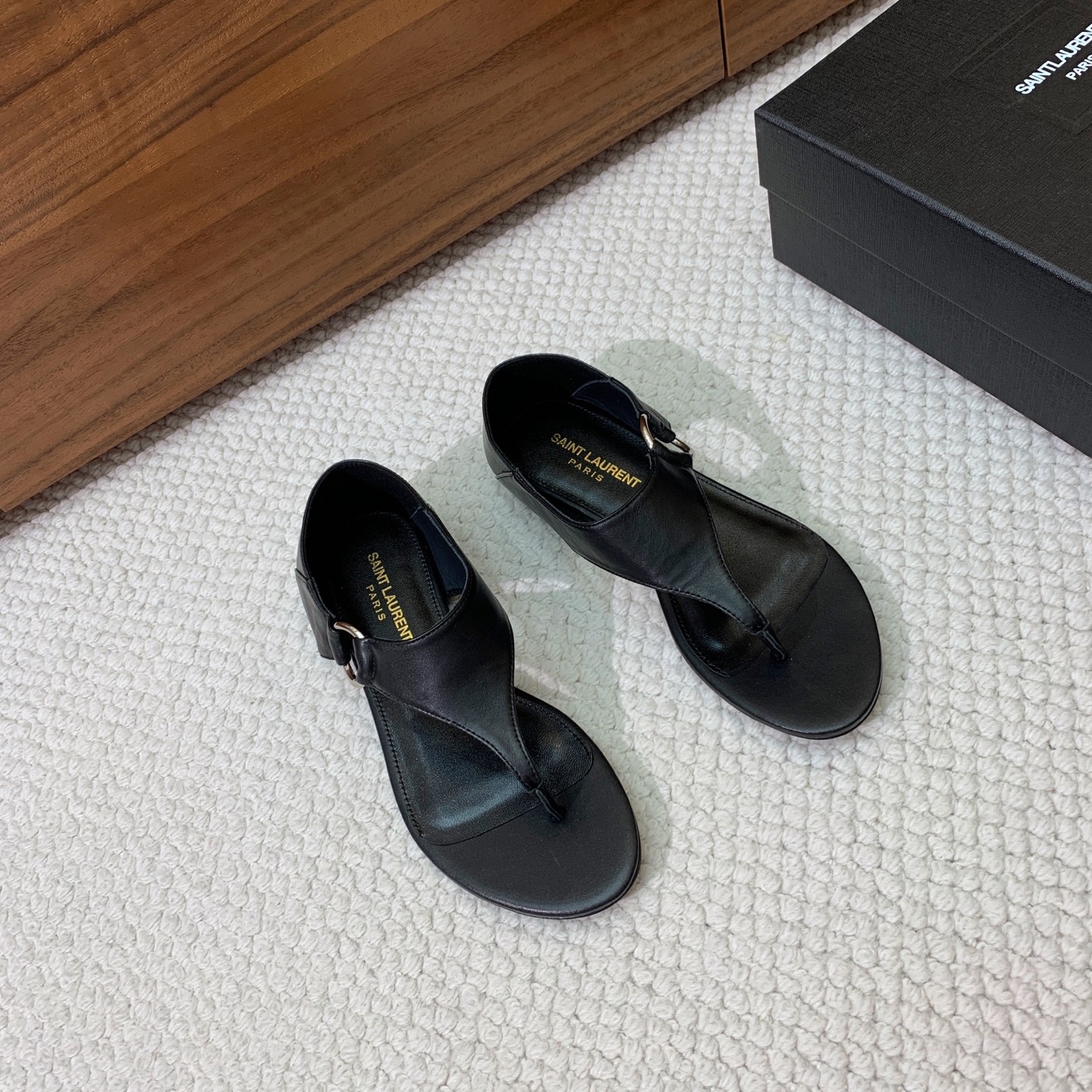 🔸SAINT LAUREN*🔸平底凉鞋。整个版型包括金属制品等细节别具一格让人眼前一亮，鞋面漆皮牛皮。羊
