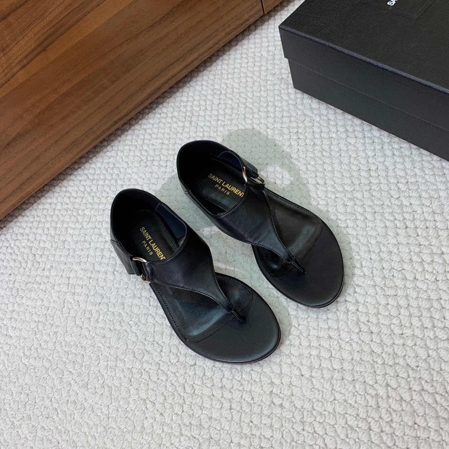 🔸SAINT LAUREN*🔸平底凉鞋。整个版型包括金属制品等细节别具一格让人眼前一亮，鞋面漆皮牛皮。羊