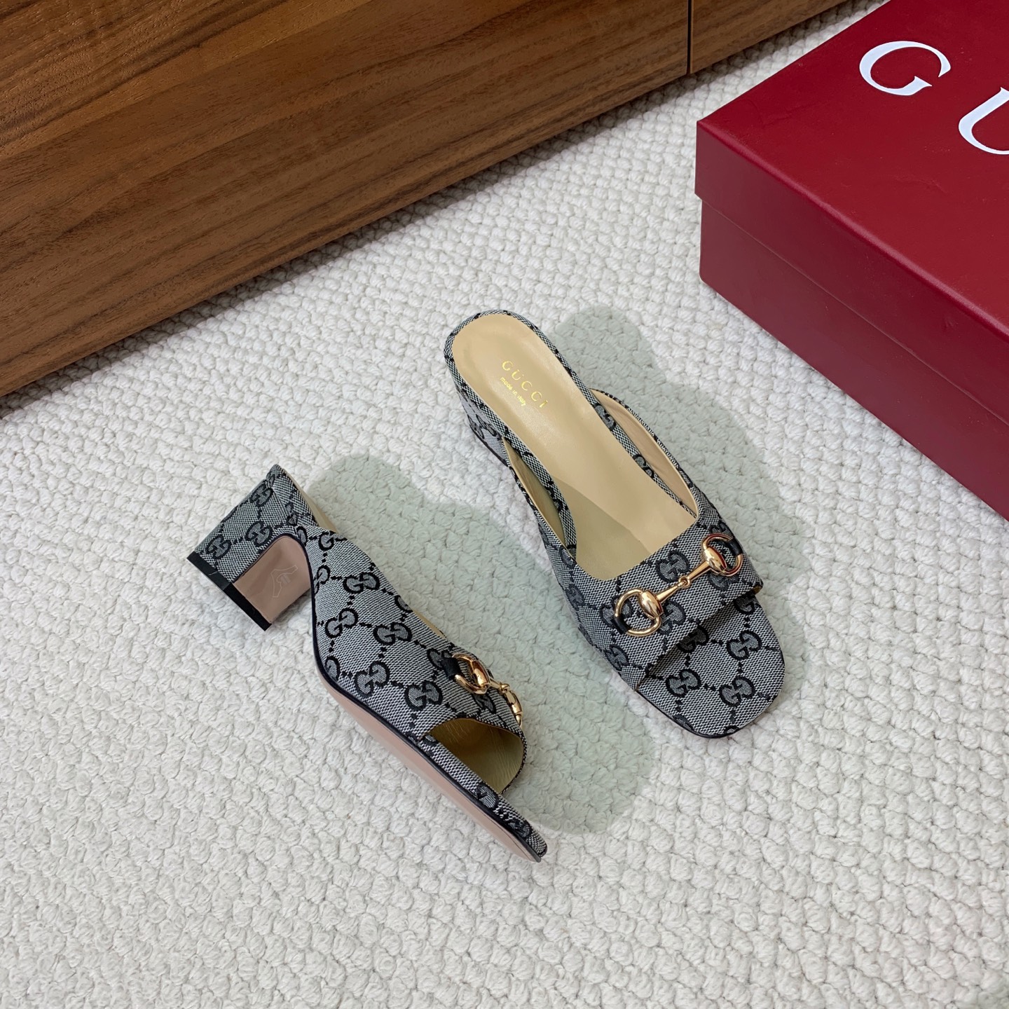 🔸Gu*ci🔸经典拖鞋。鞋面羊皮、定制GG材料。羊皮内里及垫脚。真皮大底。跟高6.5cm码数：35-42