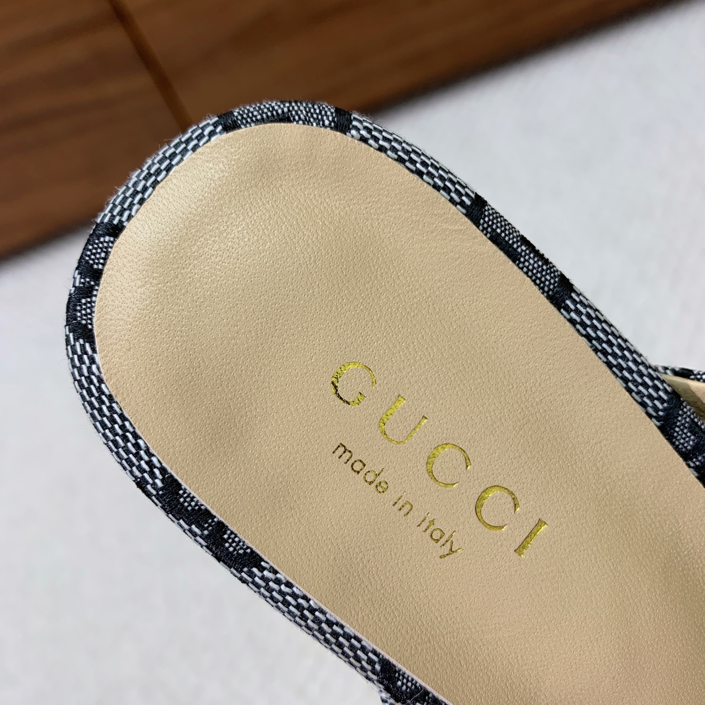 🔸Gu*ci🔸经典拖鞋。鞋面羊皮、定制GG材料。羊皮内里及垫脚。真皮大底。跟高6.5cm码数：35-42