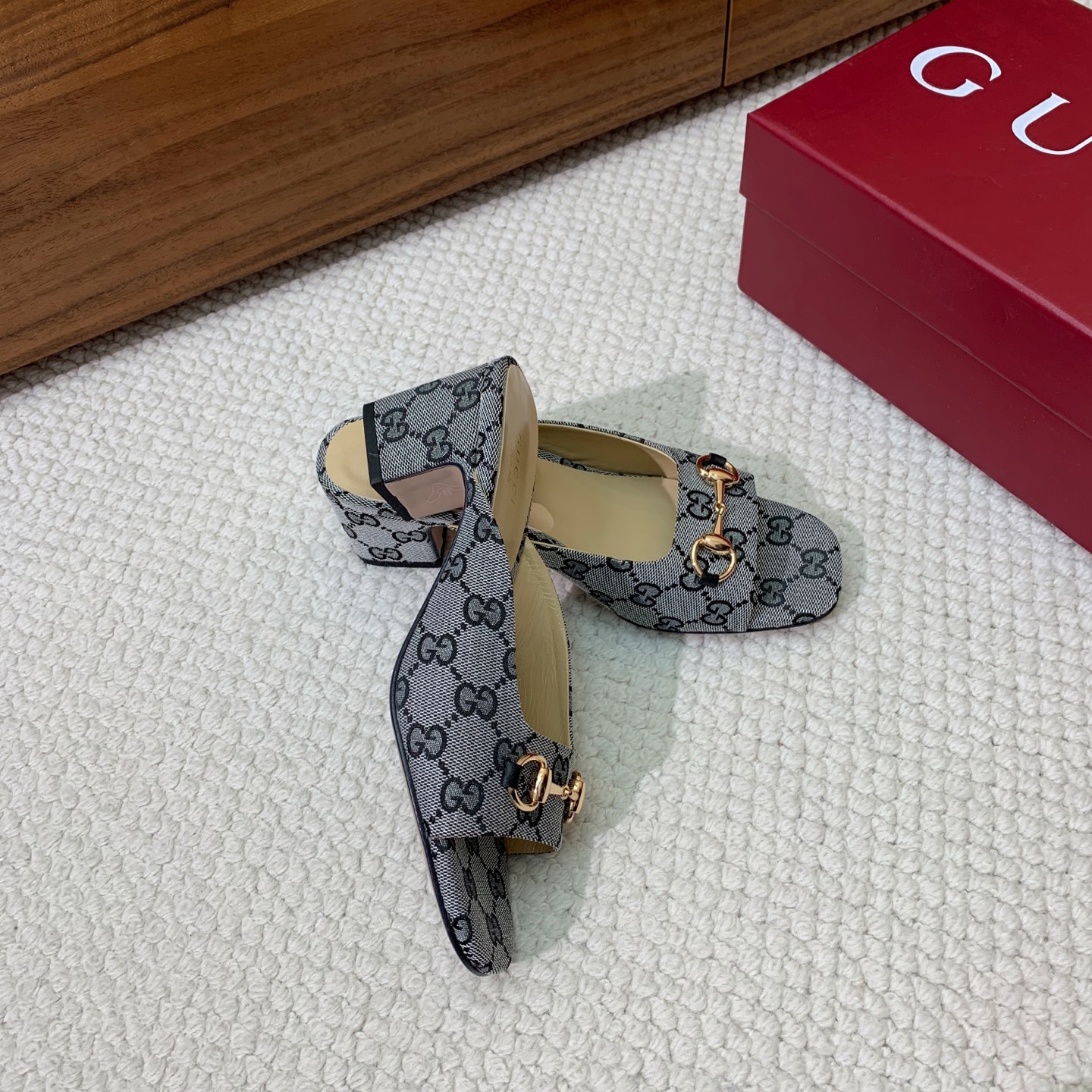 🔸Gu*ci🔸经典拖鞋。鞋面羊皮、定制GG材料。羊皮内里及垫脚。真皮大底。跟高6.5cm码数：35-42