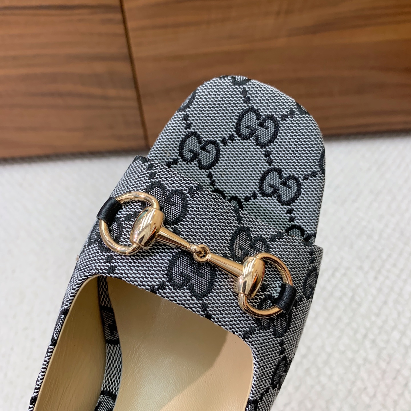 🔸Gu*ci🔸经典拖鞋。鞋面羊皮、定制GG材料。羊皮内里及垫脚。真皮大底。跟高6.5cm码数：35-42