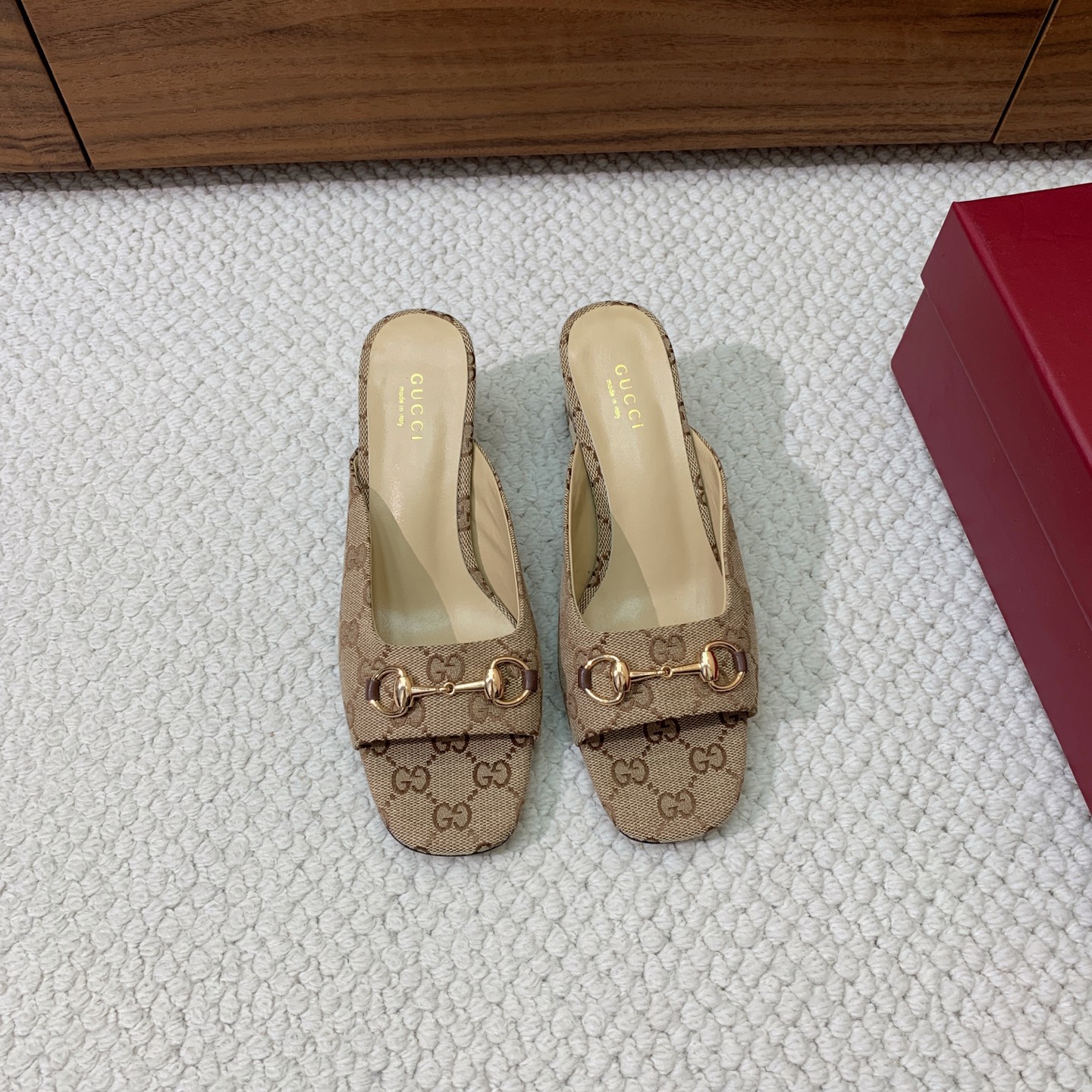 🔸Gu*ci🔸经典拖鞋。鞋面羊皮、定制GG材料。羊皮内里及垫脚。真皮大底。跟高6.5cm码数：35-42