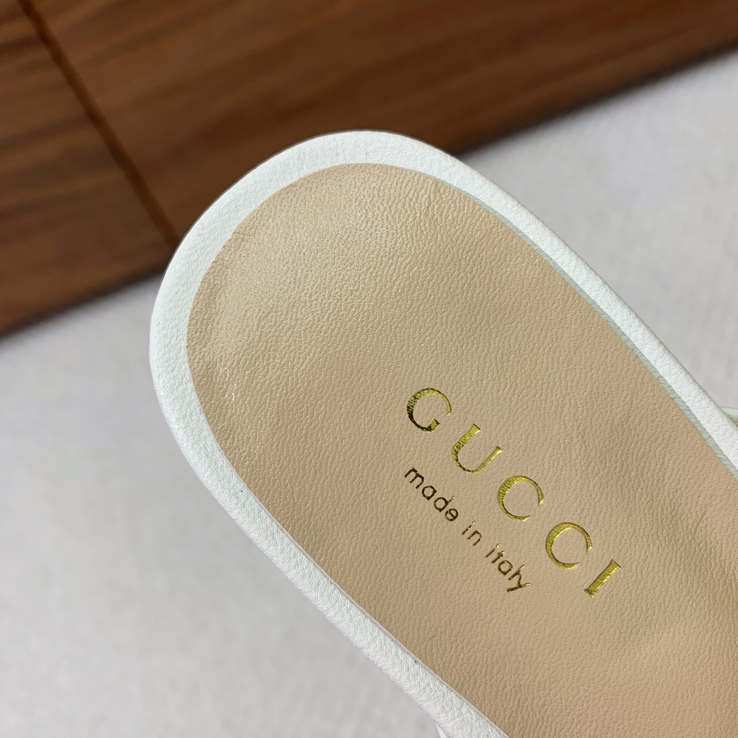 🔸Gu*ci🔸经典拖鞋。鞋面羊皮、定制GG材料。羊皮内里及垫脚。真皮大底。跟高6.5cm码数：35-42