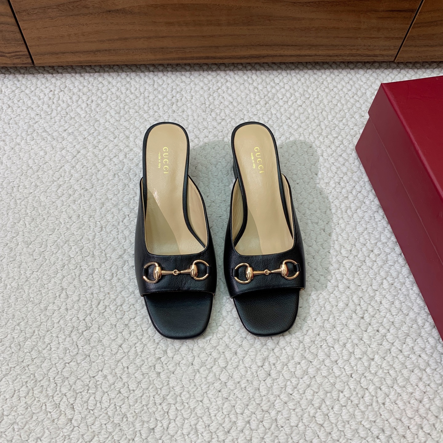 NO:388524,Gu*ci classic slippers. Upper sheepskin, custom GG material. Sheepskin inner lining and footrest. Genuine leather outsole. Heel height 6.5cm. Size 35-42 (custom made in 40, 41, 42). Buy, semi-tork high heels, high heels, slippers, sheepskin, Leather soles19860909Gu*ci经典拖鞋.鞋面羊皮、定制GG材料.羊皮内里及垫脚.真皮大底.跟高6.5cm 码数35-42（40、41、42订做） 批,半拖高跟鞋,high heels,slippers,sheepskin,Leather soles,Women's Shoes