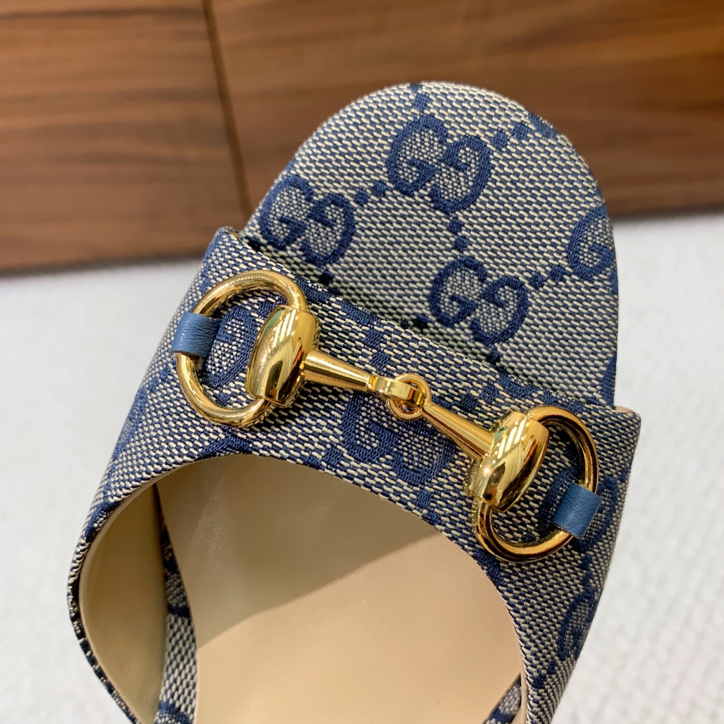 🔸Gu*ci🔸经典凉鞋。鞋面羊皮、定制GG材料。羊皮内里及垫脚。真皮大底。6.5cm和9.5cm2⃣️种