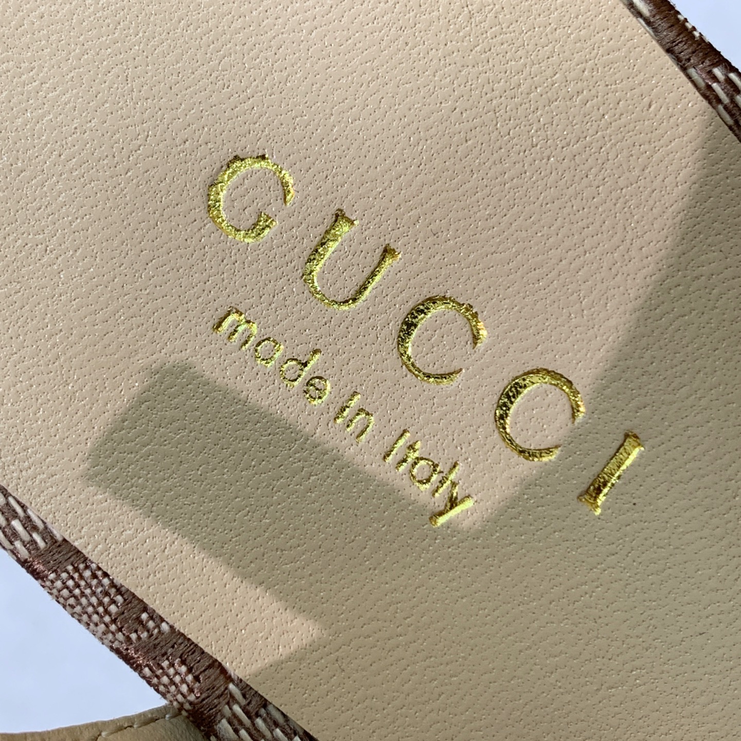 🔸Gu*ci🔸经典凉鞋。鞋面羊皮、定制GG材料。羊皮内里及垫脚。真皮大底。6.5cm和9.5cm2⃣️种