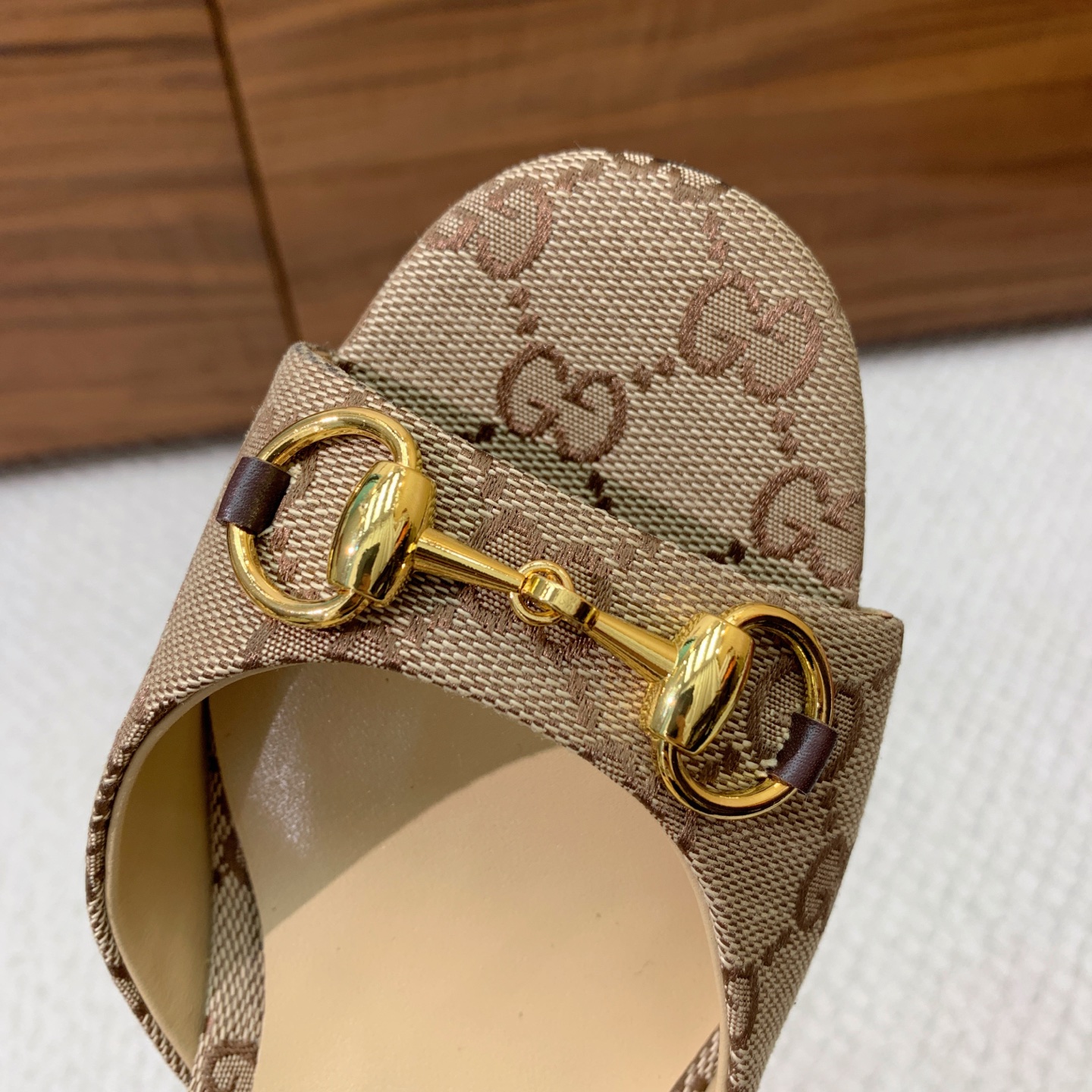 🔸Gu*ci🔸经典凉鞋。鞋面羊皮、定制GG材料。羊皮内里及垫脚。真皮大底。6.5cm和9.5cm2⃣️种