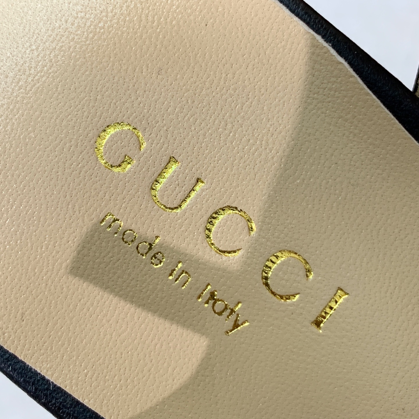 🔸Gu*ci🔸经典凉鞋。鞋面羊皮、定制GG材料。羊皮内里及垫脚。真皮大底。6.5cm和9.5cm2⃣️种