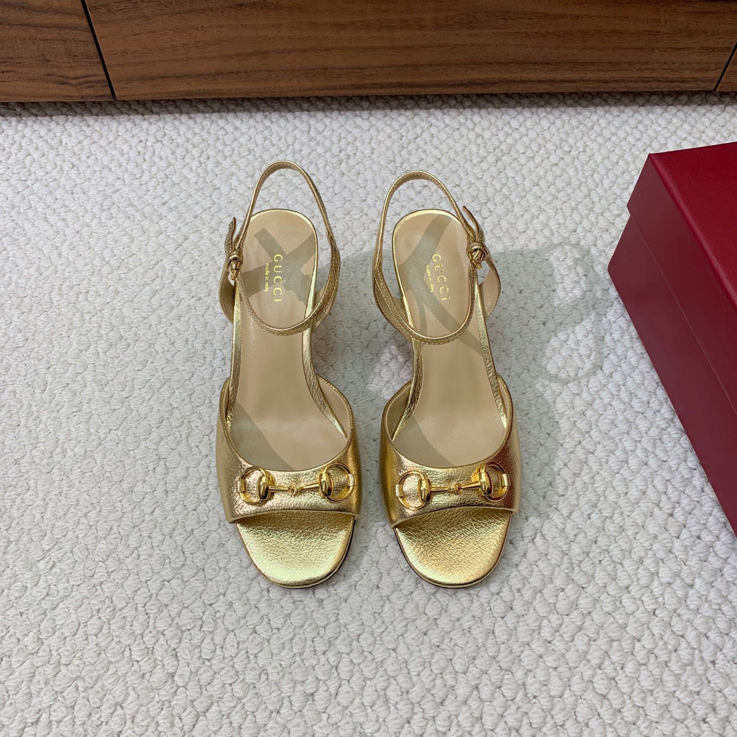 NO:388555,Gu*ci classic sandals. Upper sheepskin, custom GG material. Sheepskin inner lining and footrest. Leather outsole. 6.5cm and 9.5cm 2 options (default picture heel height 6.5cm, please note if you need 9.5cm heel height) Size 35-42 (custom made in 40, 41, 42) Batch, high heels sandals, sandals, high heels, sheepskin, Leather soles19860909Gu*ci经典凉鞋.鞋面羊皮、定制GG材料.羊皮内里及垫脚.真皮大底.6.5cm和9.5cm2种选择（默认图片跟高6.5cm,需要9.5cm跟高请备注） 码数35-42（40、41、42订做） 批,高跟鞋凉鞋,sandals,high heels,sheepskin,Leather soles,Women's Shoes