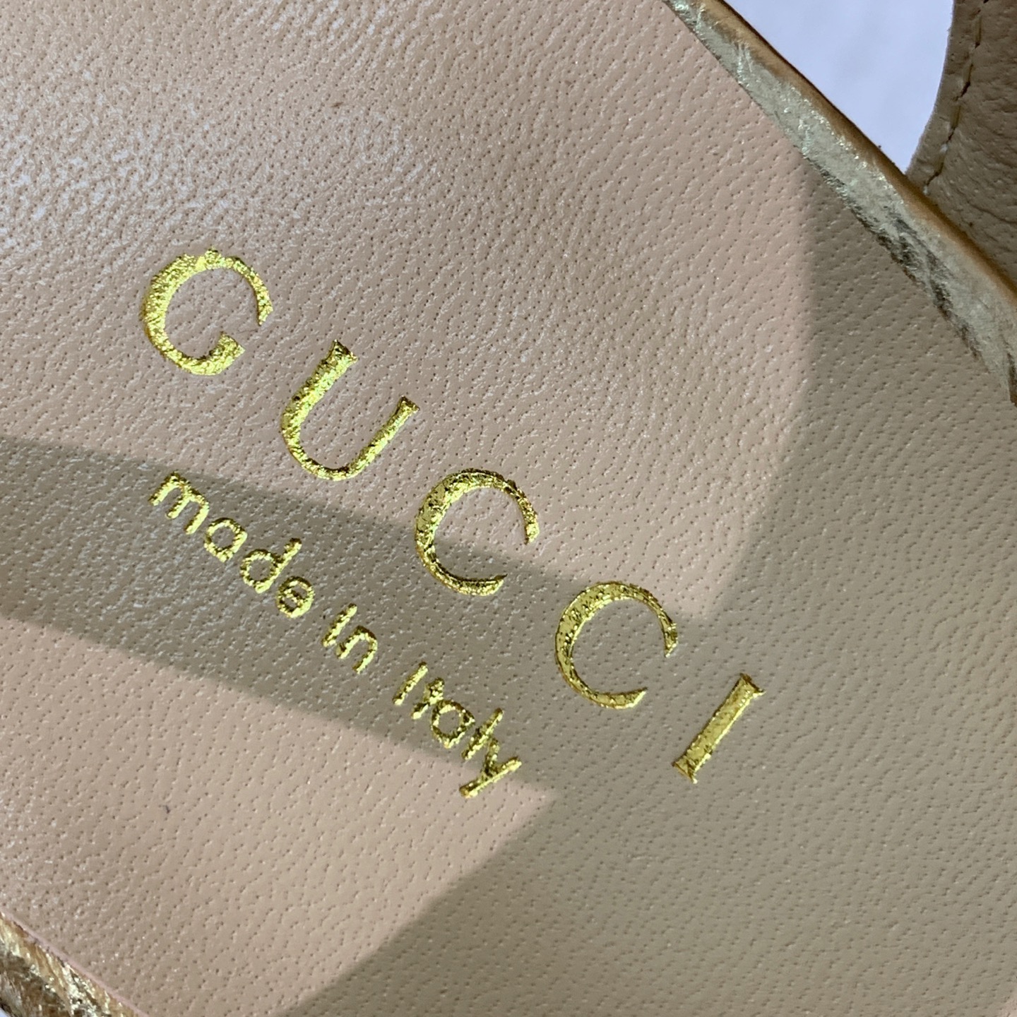 🔸Gu*ci🔸经典凉鞋。鞋面羊皮、定制GG材料。羊皮内里及垫脚。真皮大底。6.5cm和9.5cm2⃣️种