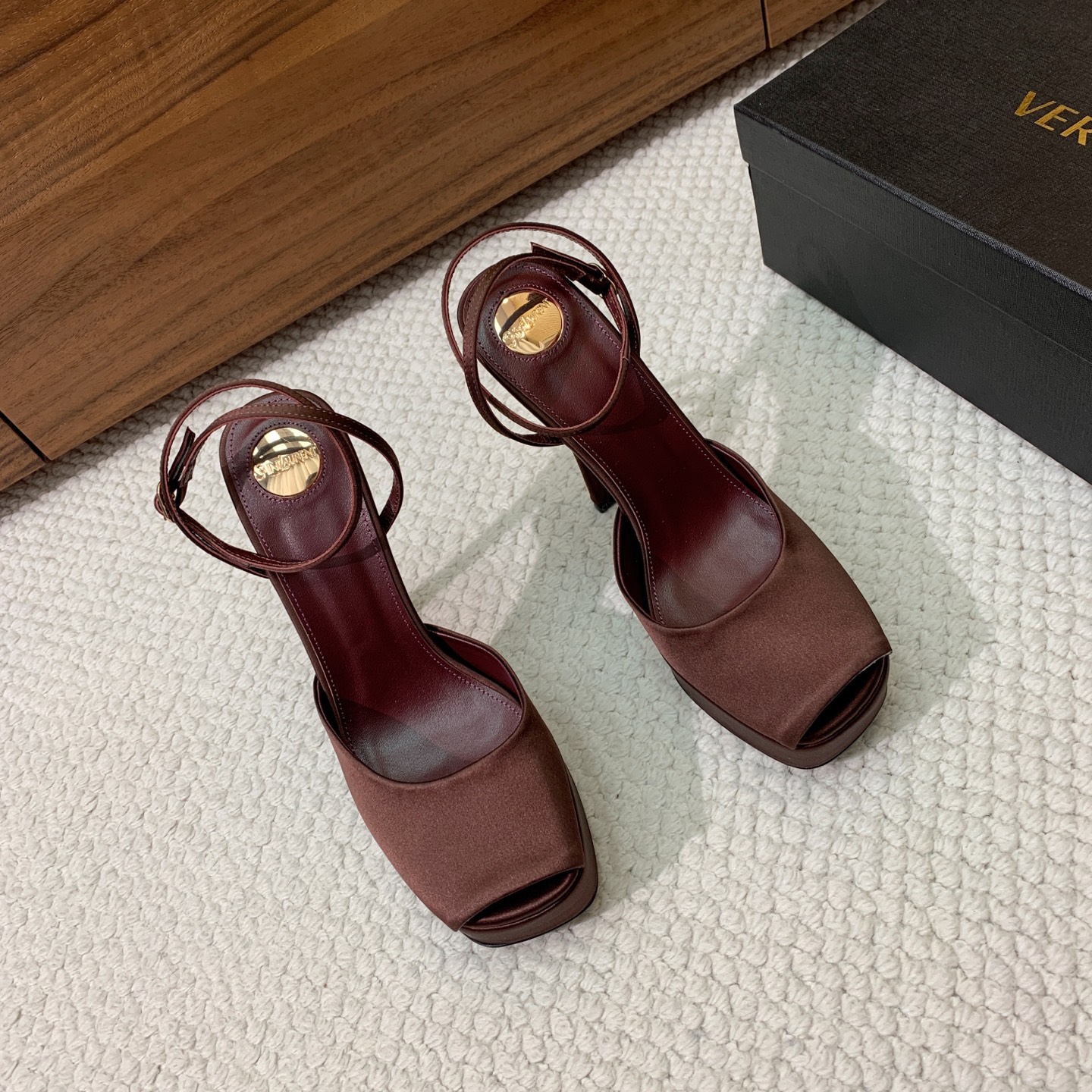 🔸SAINT LAUREN*🔸水台鱼嘴凉鞋。优雅风格，创造不一样的感觉。鞋面漆皮、真丝。羊皮内里及垫脚。