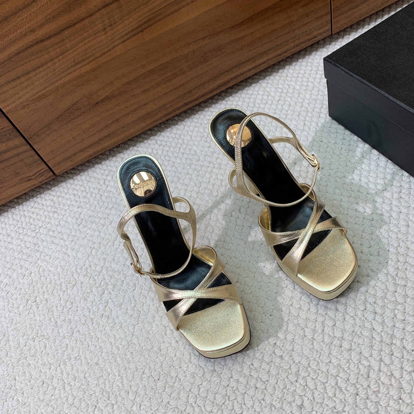 🔸SAINT LAUREN*🔸水台凉鞋。优雅风格，创造不一样的感觉。鞋面牛皮、真丝。羊皮内里及垫脚。真皮