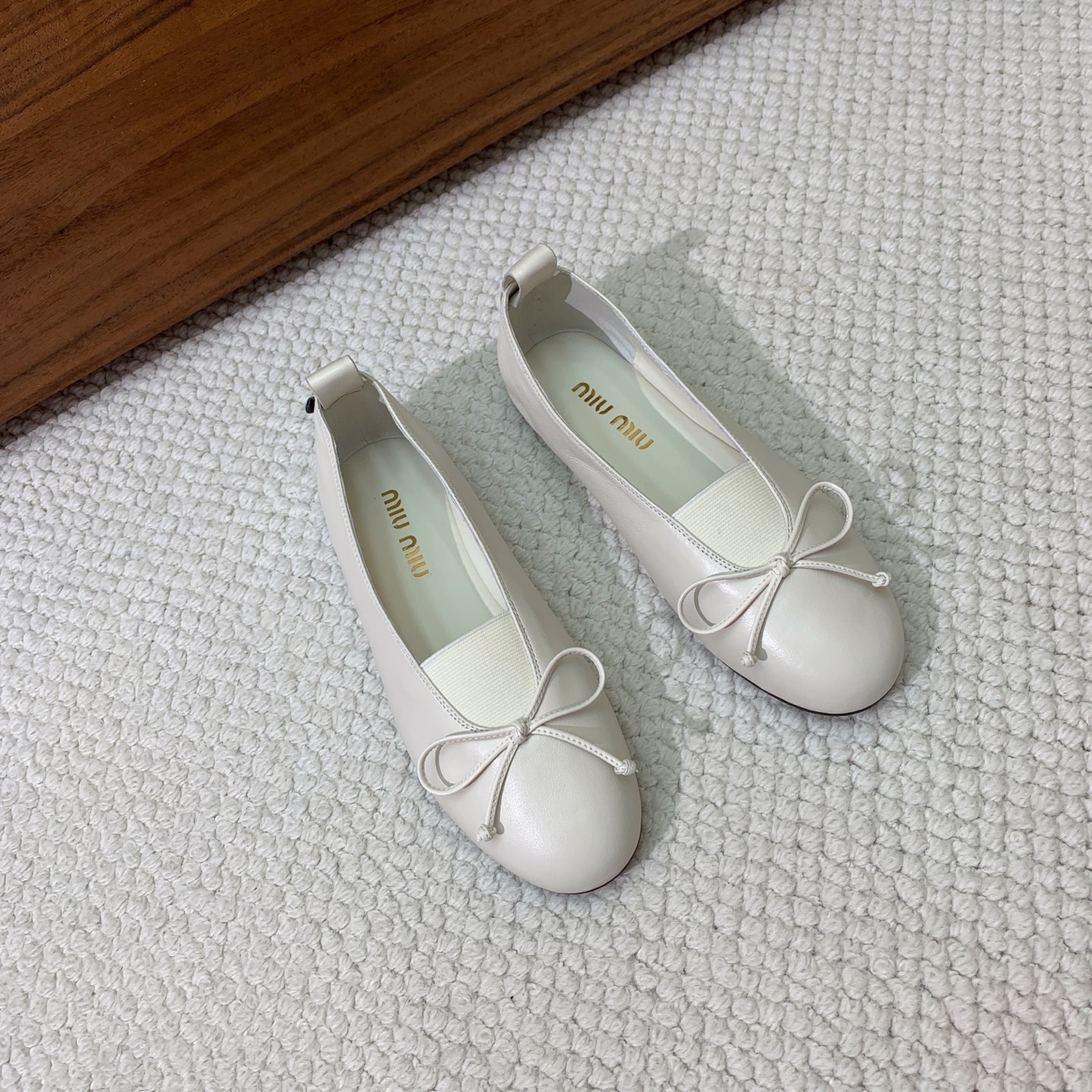 🔸Miumi*🔸蝴蝶结单鞋。优雅婉约，上脚超级舒服。鞋面定制进口羊皮，羊皮内里及垫脚。原版成型大底
码数