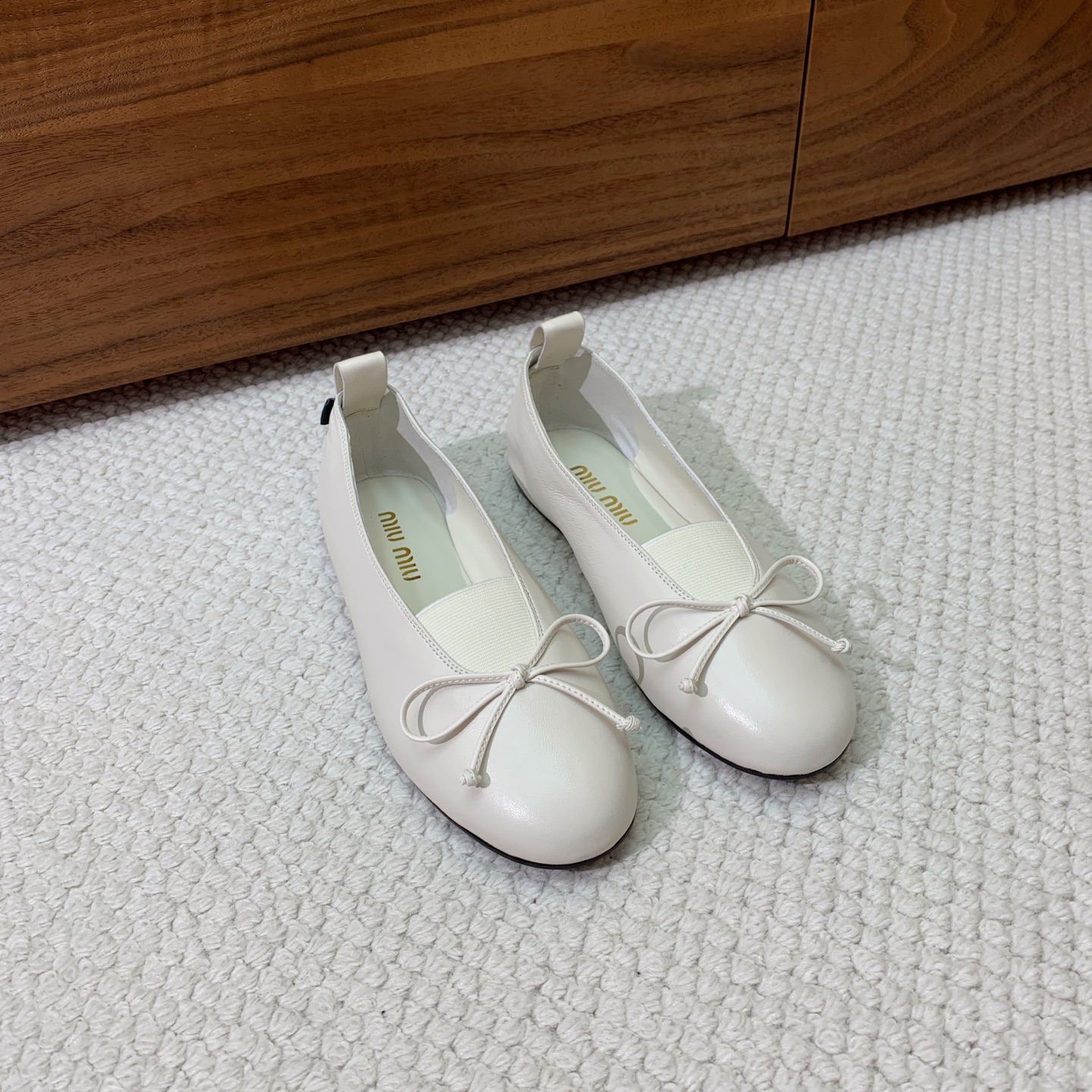 🔸Miumi*🔸蝴蝶结单鞋。优雅婉约，上脚超级舒服。鞋面定制进口羊皮，羊皮内里及垫脚。原版成型大底
码数