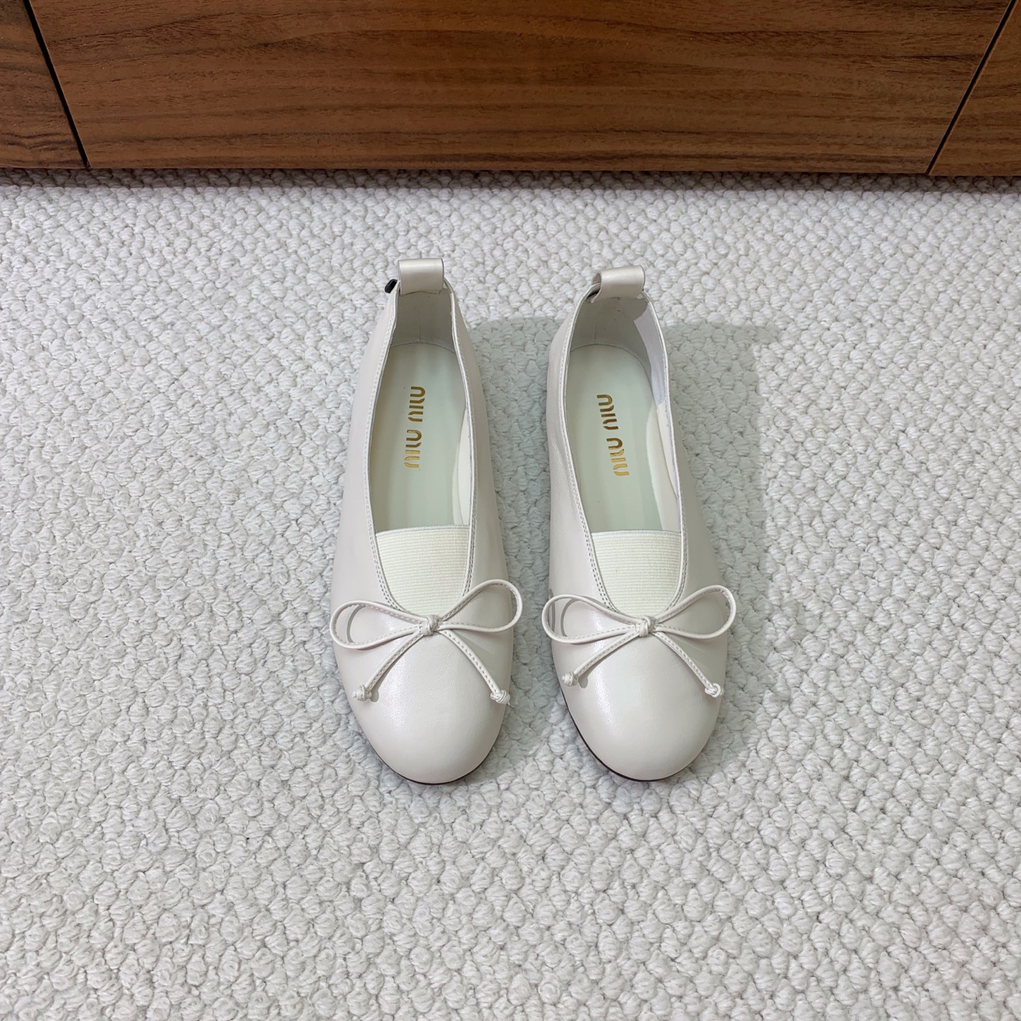 🔸Miumi*🔸蝴蝶结单鞋。优雅婉约，上脚超级舒服。鞋面定制进口羊皮，羊皮内里及垫脚。原版成型大底
码数