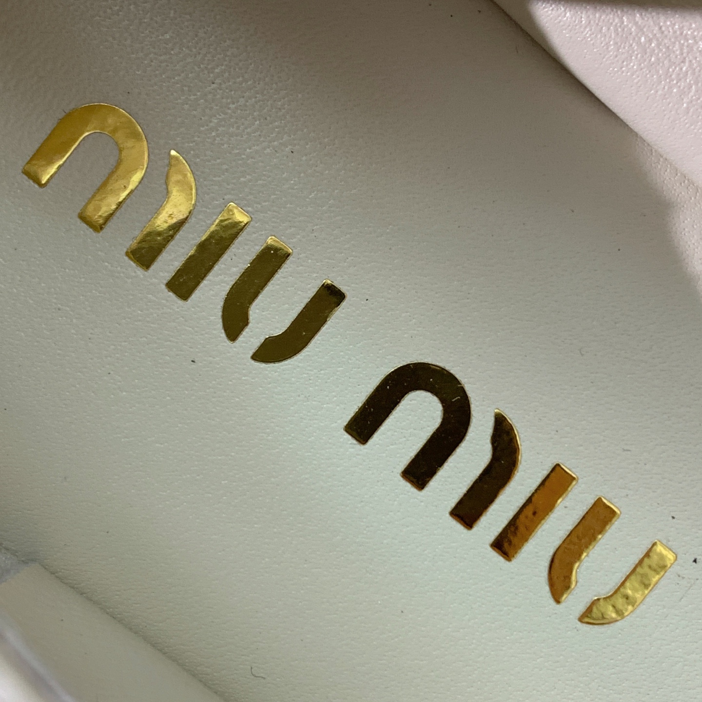 🔸Miumi*🔸蝴蝶结单鞋。优雅婉约，上脚超级舒服。鞋面定制进口羊皮，羊皮内里及垫脚。原版成型大底
码数