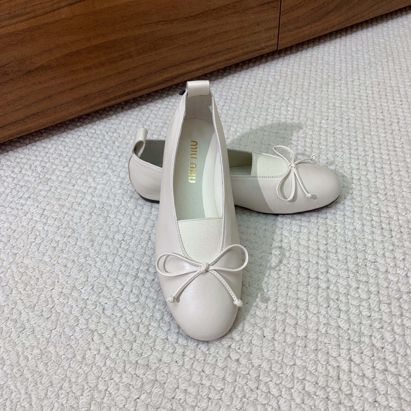 🔸Miumi*🔸蝴蝶结单鞋。优雅婉约，上脚超级舒服。鞋面定制进口羊皮，羊皮内里及垫脚。原版成型大底
码数