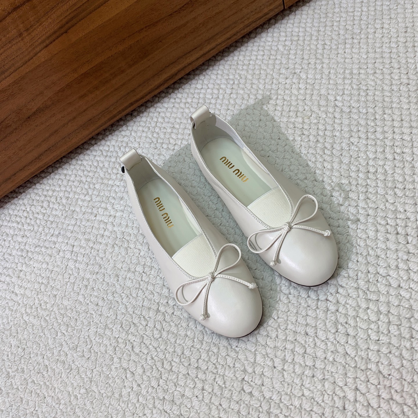 🔸Miumi*🔸蝴蝶结单鞋。优雅婉约，上脚超级舒服。鞋面定制进口羊皮，羊皮内里及垫脚。原版成型大底
码数