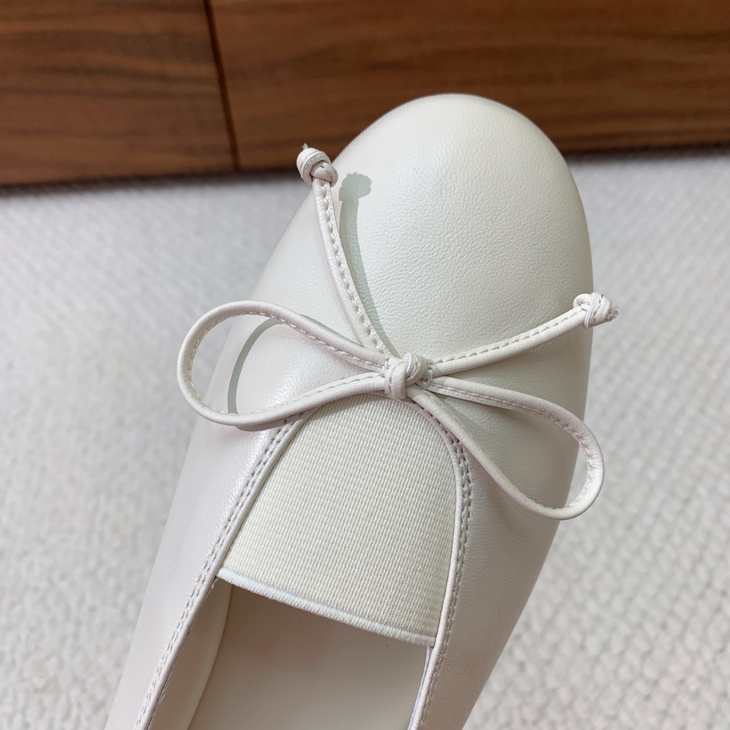 🔸Miumi*🔸蝴蝶结单鞋。优雅婉约，上脚超级舒服。鞋面定制进口羊皮，羊皮内里及垫脚。原版成型大底
码数