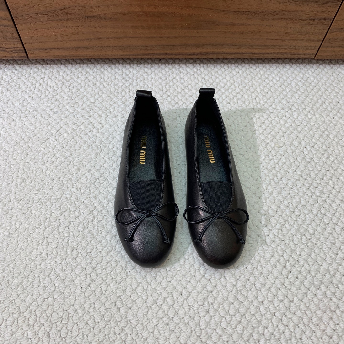 🔸Miumi*🔸蝴蝶结单鞋。优雅婉约，上脚超级舒服。鞋面定制进口羊皮，羊皮内里及垫脚。原版成型大底
码数