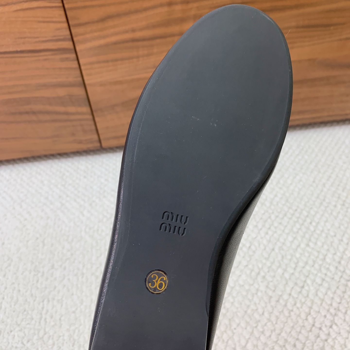 🔸Miumi*🔸蝴蝶结单鞋。优雅婉约，上脚超级舒服。鞋面定制进口羊皮，羊皮内里及垫脚。原版成型大底
码数