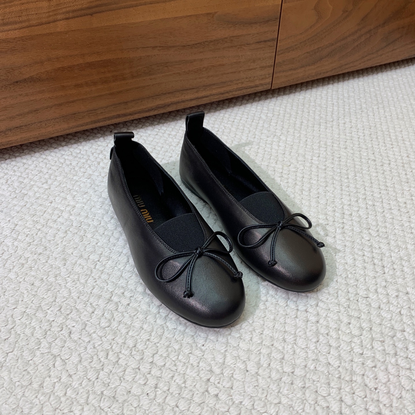 🔸Miumi*🔸蝴蝶结单鞋。优雅婉约，上脚超级舒服。鞋面定制进口羊皮，羊皮内里及垫脚。原版成型大底
码数