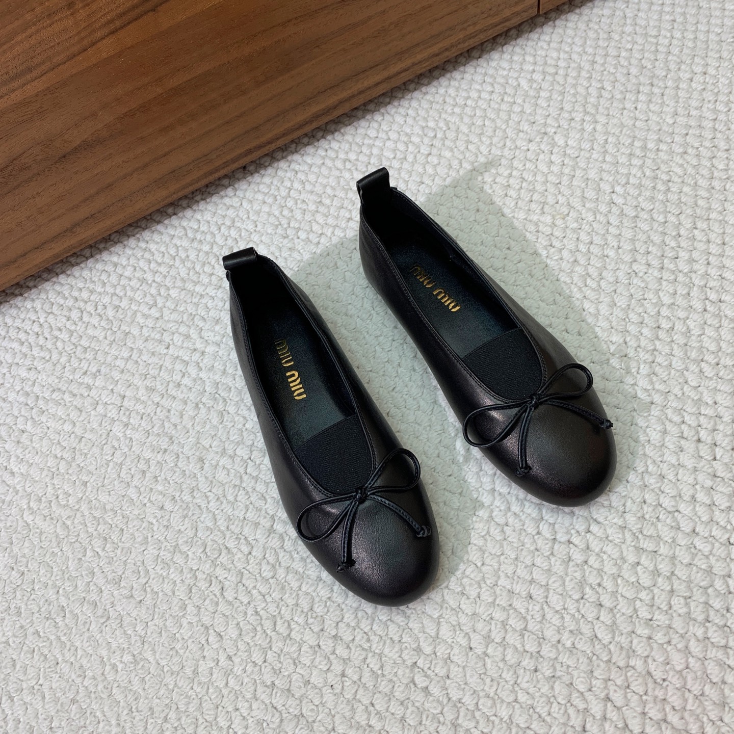 🔸Miumi*🔸蝴蝶结单鞋。优雅婉约，上脚超级舒服。鞋面定制进口羊皮，羊皮内里及垫脚。原版成型大底
码数