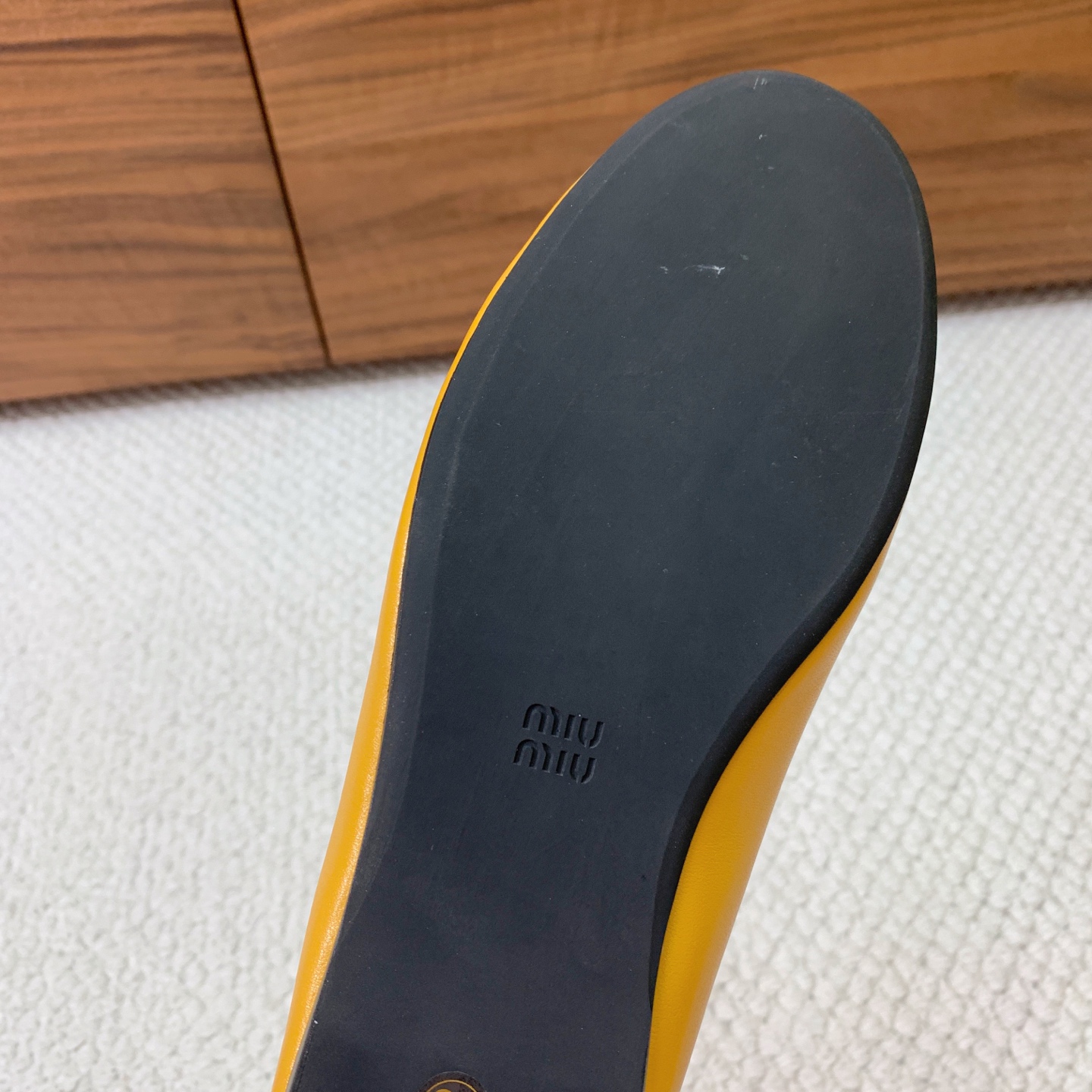 🔸Miumi*🔸蝴蝶结单鞋。优雅婉约，上脚超级舒服。鞋面定制进口羊皮，羊皮内里及垫脚。原版成型大底
码数